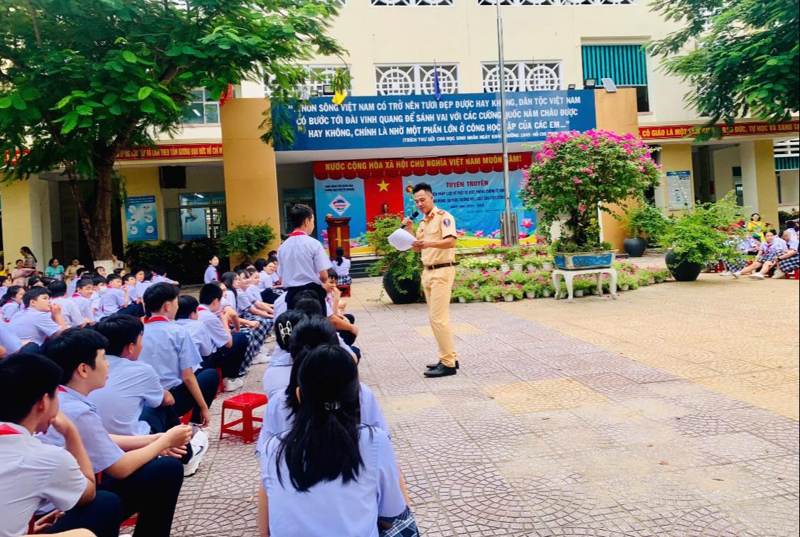 Quảng Ng&atilde;i: Nhiều học sinh đi xe m&aacute;y đ&aacute;nh v&otilde;ng, ra oai với bạn b&egrave;- Ảnh 3.