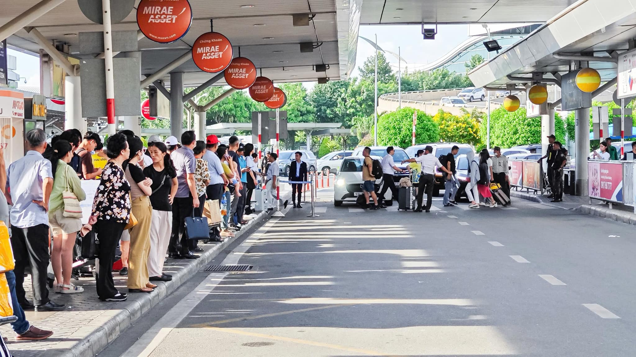 Hai kẻ giả mạo GrabBike bắt chẹt khách ở sân bay Tân Sơn Nhất từng bị xử phạt 10 lần- Ảnh 2. Hai kẻ giả mạo GrabBike bắt chẹt khách ở sân bay Tân Sơn Nhất từng bị xử phạt 10 lần- Ảnh 2.