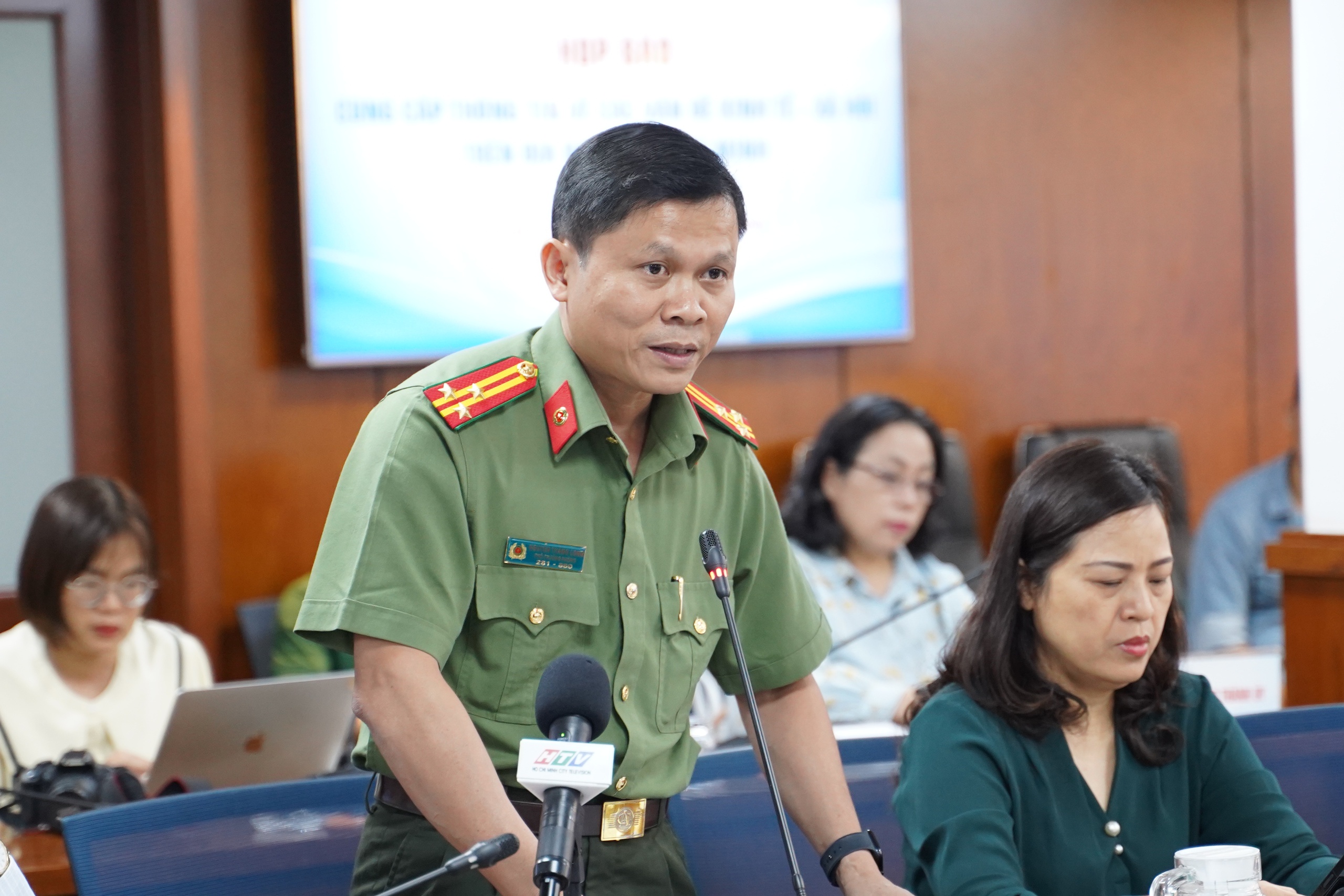 Hai kẻ giả mạo GrabBike bắt chẹt khách ở sân bay Tân Sơn Nhất từng bị xử phạt 10 lần- Ảnh 1. Hai kẻ giả mạo GrabBike bắt chẹt khách ở sân bay Tân Sơn Nhất từng bị xử phạt 10 lần- Ảnh 1.