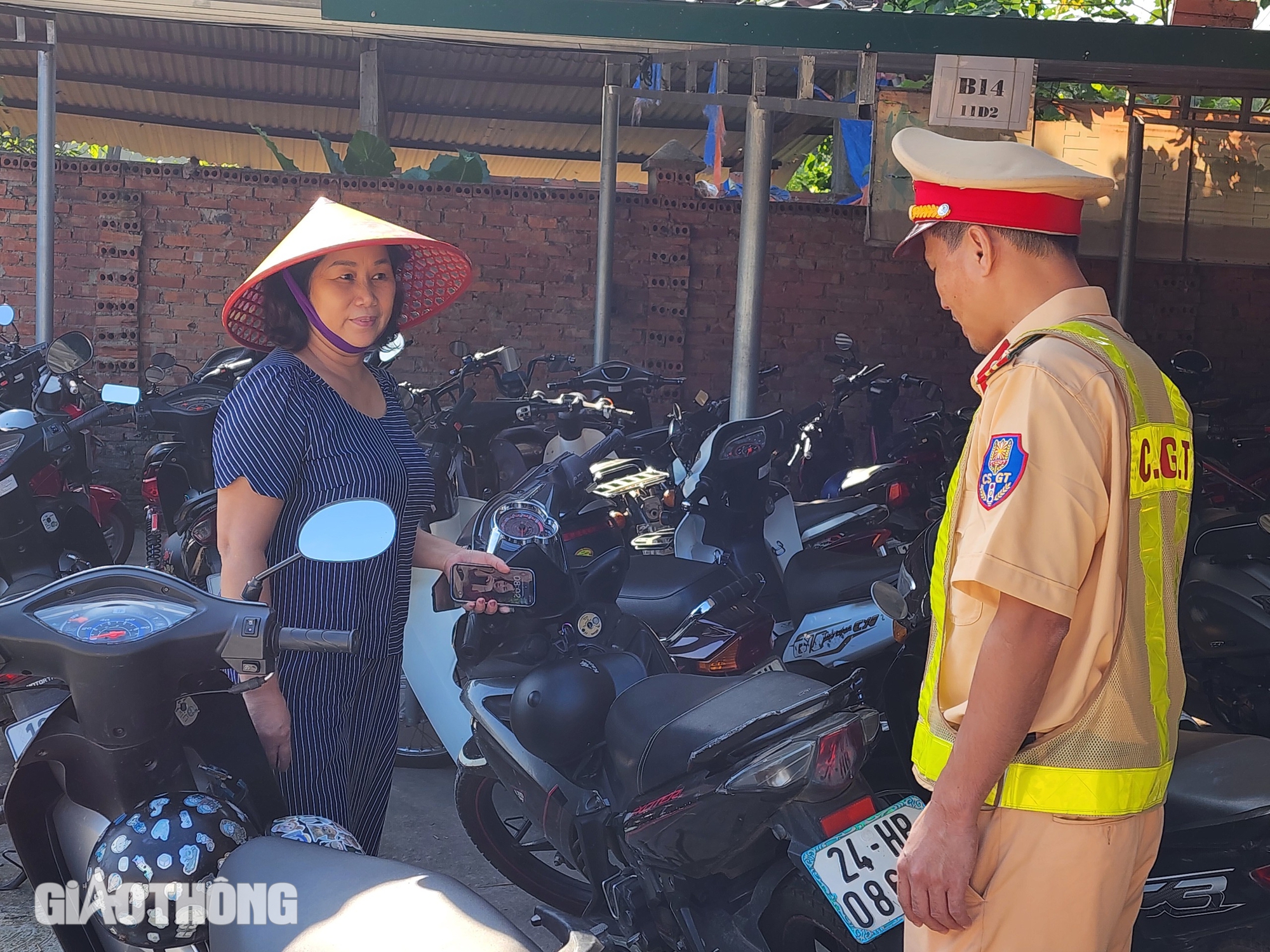 Ph&uacute; Thọ: Lực lượng CSGT v&agrave;o tận điểm trường, xử l&yacute; học sinh vi phạm giao th&ocirc;ng- Ảnh 1.