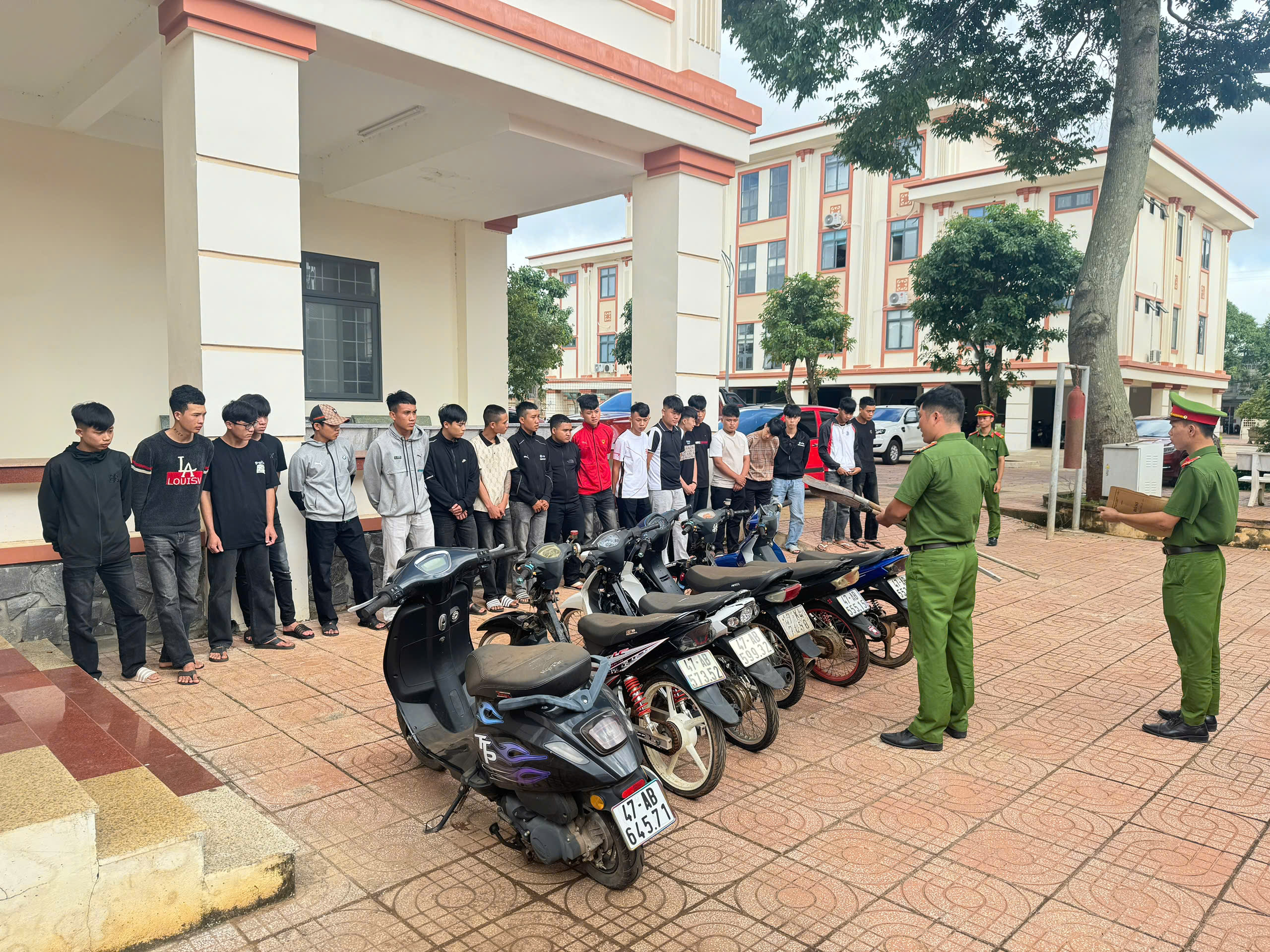 Khởi tố 22 thanh, thiếu ni&ecirc;n mang hung kh&iacute; chạy xe lạng l&aacute;ch, đ&aacute;nh v&otilde;ng tr&ecirc;n quốc lộ- Ảnh 1.