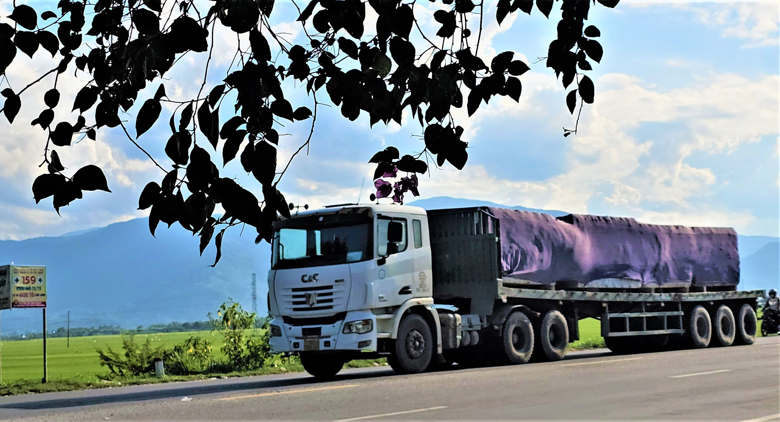 Kh&aacute;nh H&ograve;a: D&agrave;n xe đầu k&eacute;o chở đ&aacute; qu&aacute; khổ, qu&aacute; tải "ngh&ecirc;nh ngang" tr&ecirc;n quốc lộ- Ảnh 6.