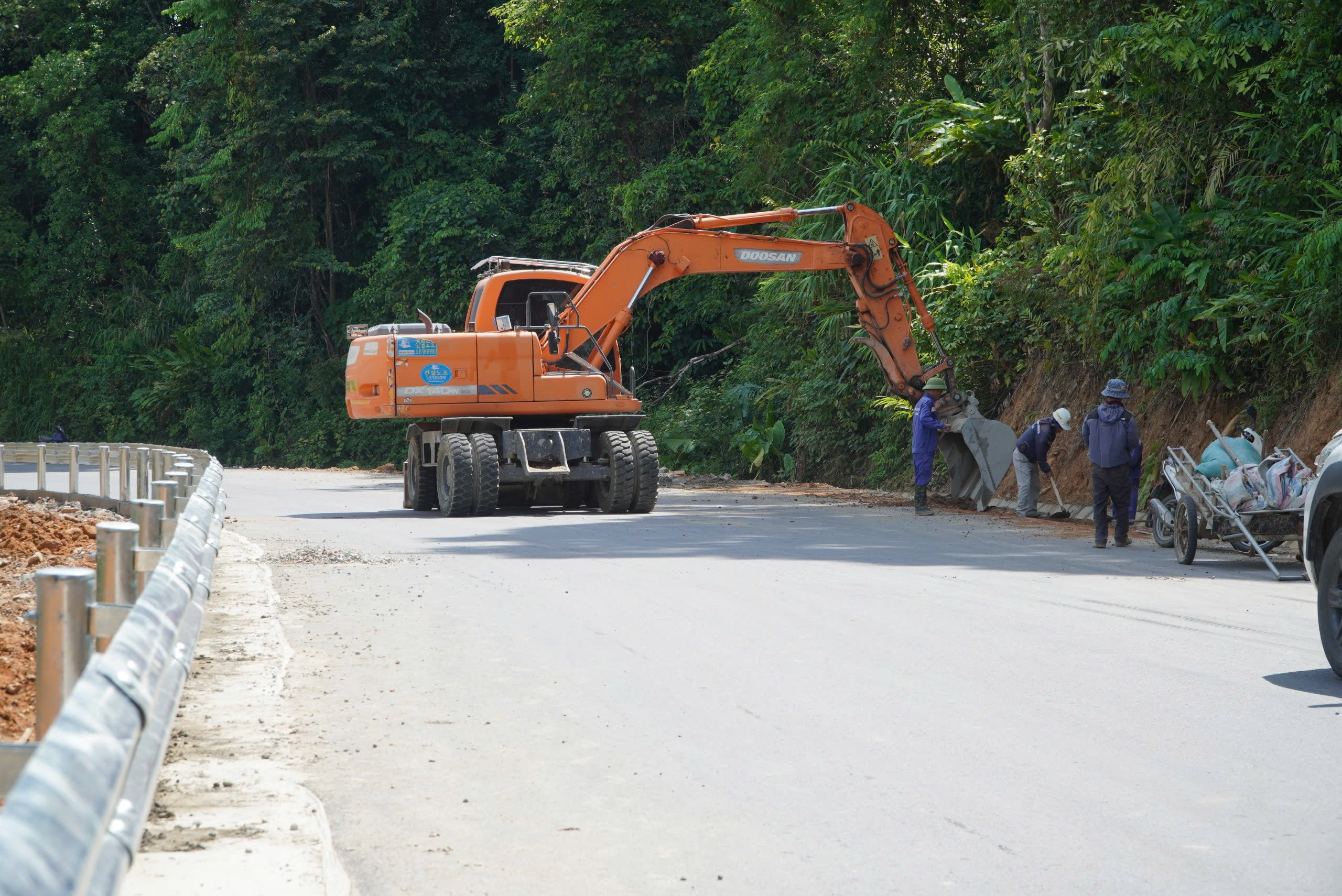 Ngắm quốc lộ 8A nối Cửa khẩu Cầu Treo sau thập kỷ nâng cấp, sửa chữa- Ảnh 5. Ngắm quốc lộ 8A nối Cửa khẩu Cầu Treo sau thập kỷ nâng cấp, sửa chữa- Ảnh 5.