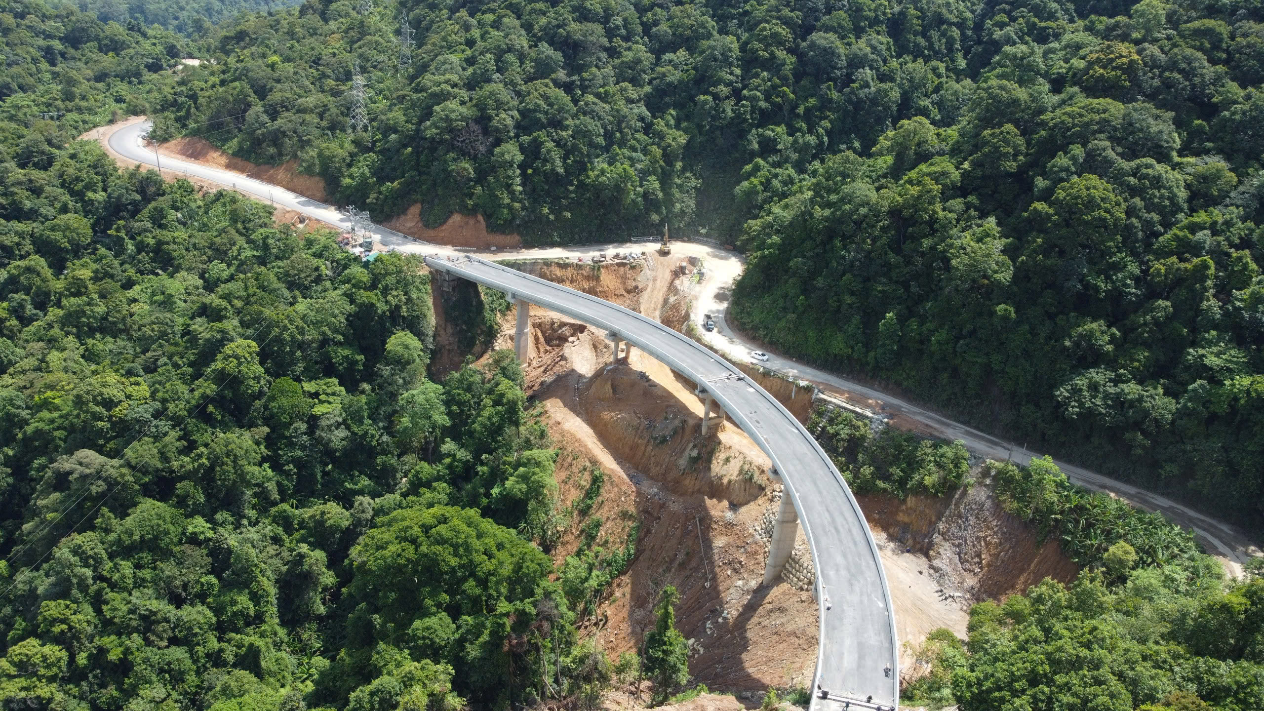 Ngắm quốc lộ 8A nối Cửa khẩu Cầu Treo sau thập kỷ nâng cấp, sửa chữa- Ảnh 2. Ngắm quốc lộ 8A nối Cửa khẩu Cầu Treo sau thập kỷ nâng cấp, sửa chữa- Ảnh 2.