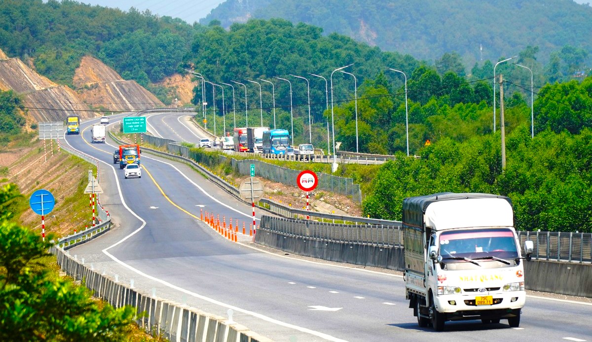 Bộ GTVT n&oacute;i g&igrave; về kiến nghị thay đổi phương &aacute;n ph&acirc;n luồng cao tốc Cam Lộ - La Sơn?- Ảnh 1.