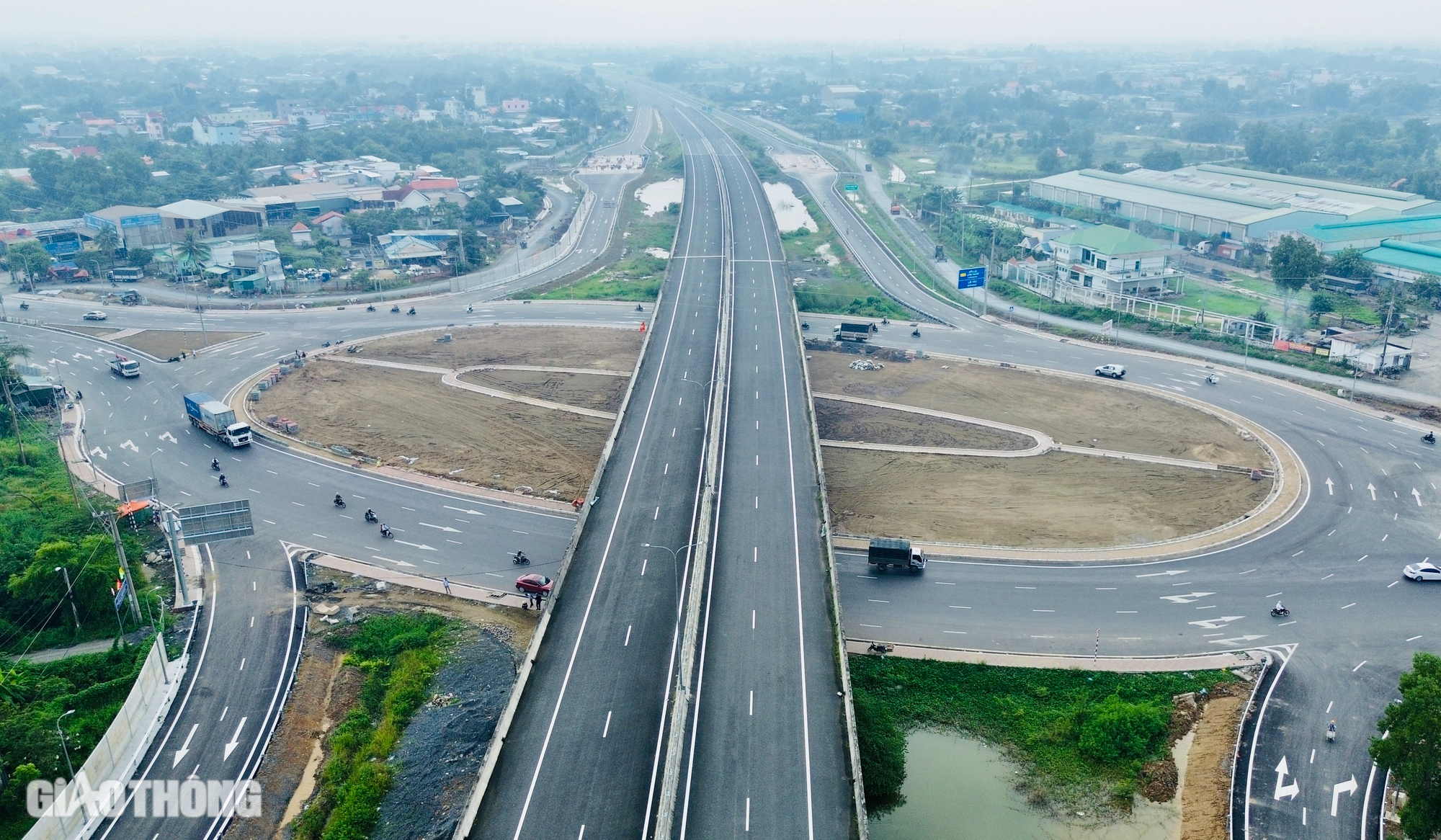 Cận cảnh đoạn cao tốc Bến Lức - Long Th&agrave;nh sắp khai th&aacute;c- Ảnh 18.