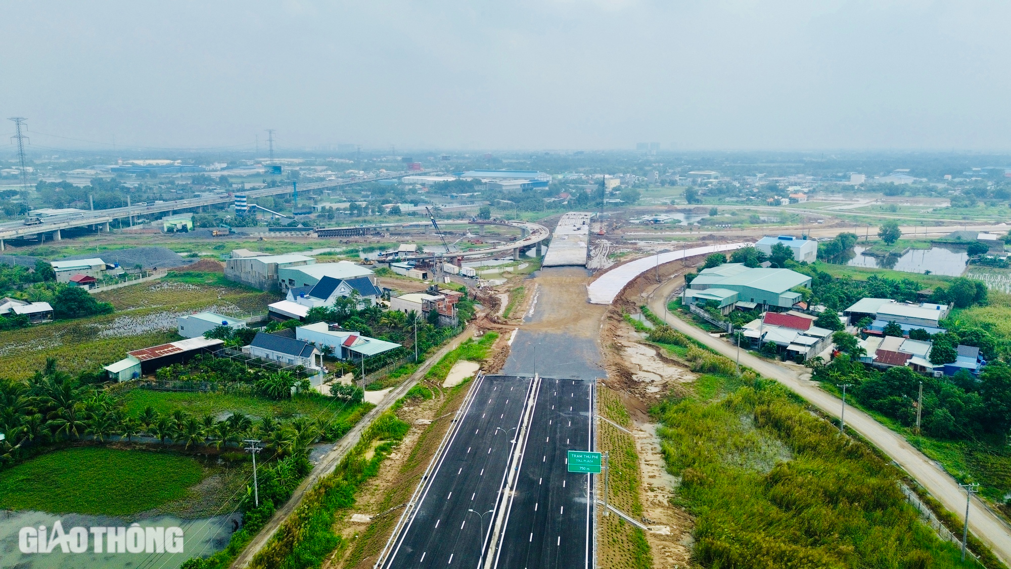 Cận cảnh đoạn cao tốc Bến Lức - Long Th&agrave;nh sắp khai th&aacute;c- Ảnh 3.