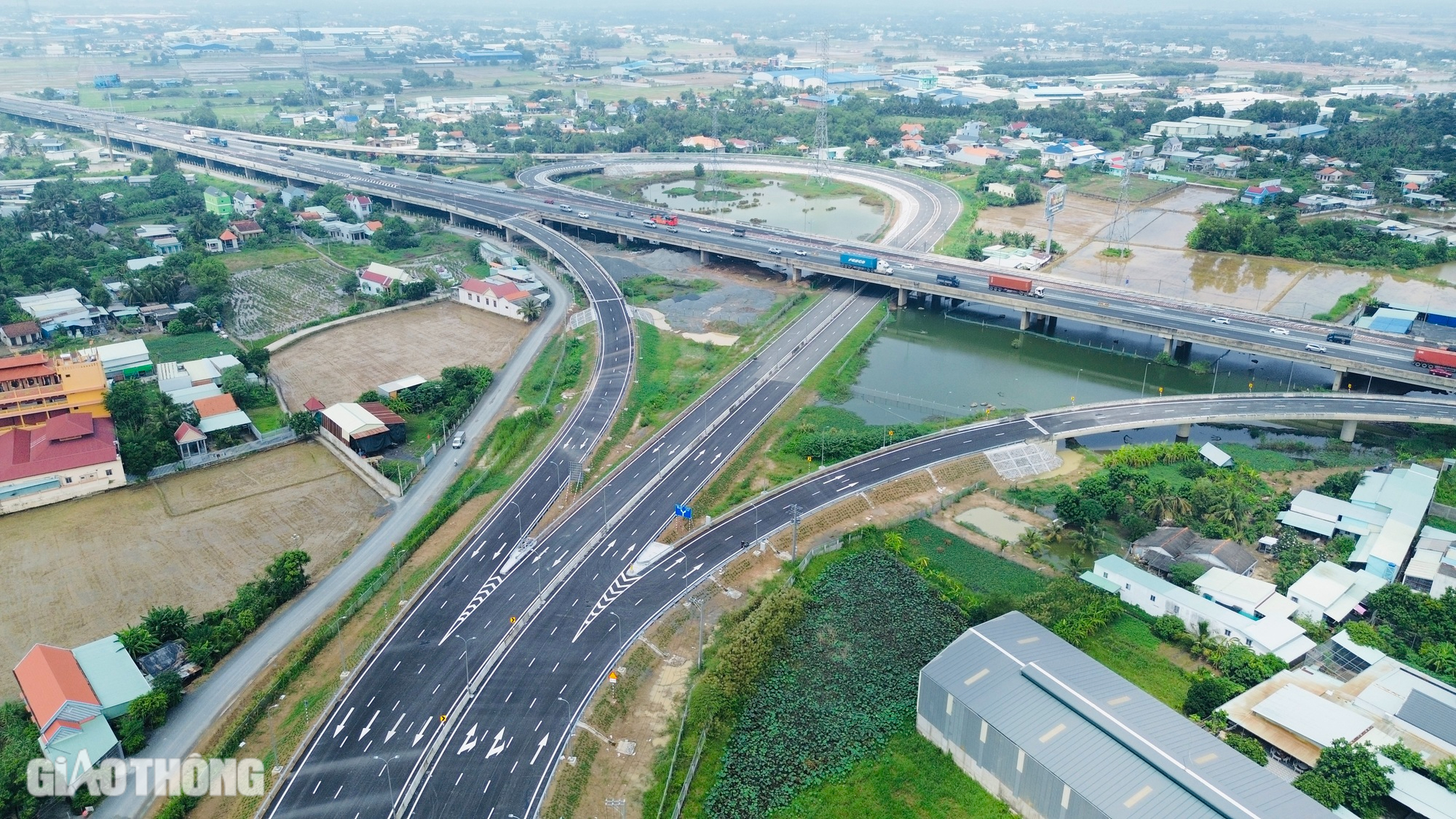 Cận cảnh đoạn cao tốc Bến Lức - Long Th&agrave;nh sắp khai th&aacute;c- Ảnh 2.