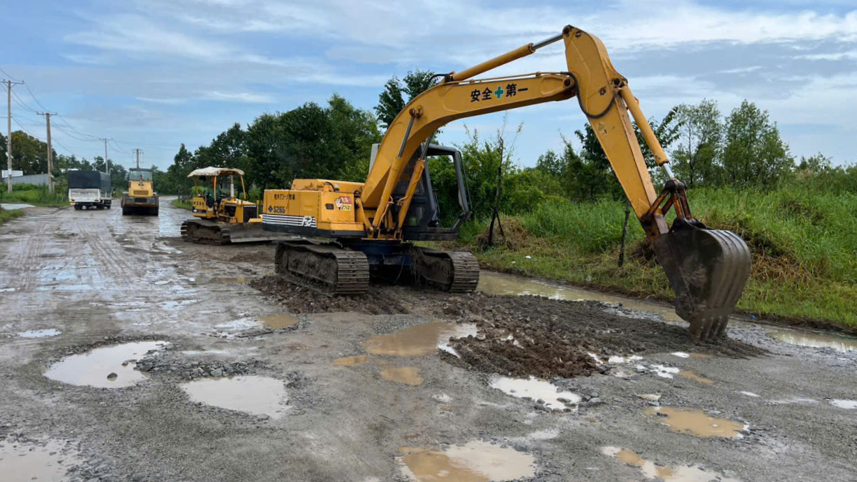 Khởi c&ocirc;ng n&acirc;ng cấp đường dẫn l&ecirc;n cầu Trần Văn Sớm sau phản &aacute;nh của B&aacute;o Giao th&ocirc;ng- Ảnh 1.