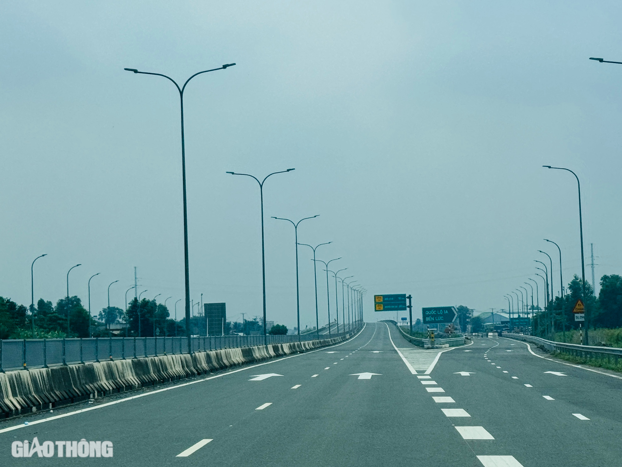 Cận cảnh đoạn cao tốc Bến Lức - Long Th&agrave;nh sắp khai th&aacute;c- Ảnh 7.