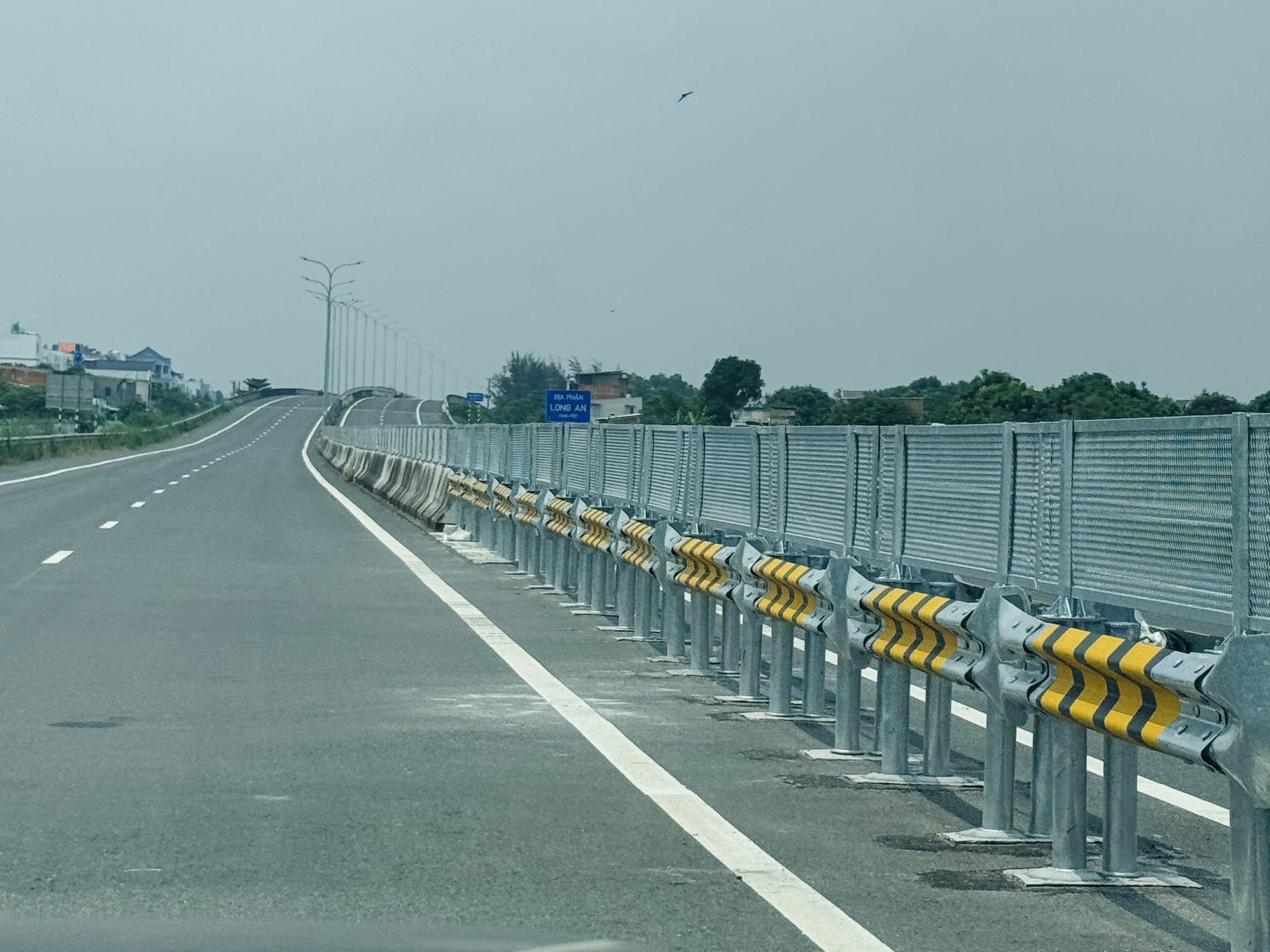 Cận cảnh đoạn cao tốc Bến Lức - Long Th&agrave;nh sắp khai th&aacute;c- Ảnh 8.