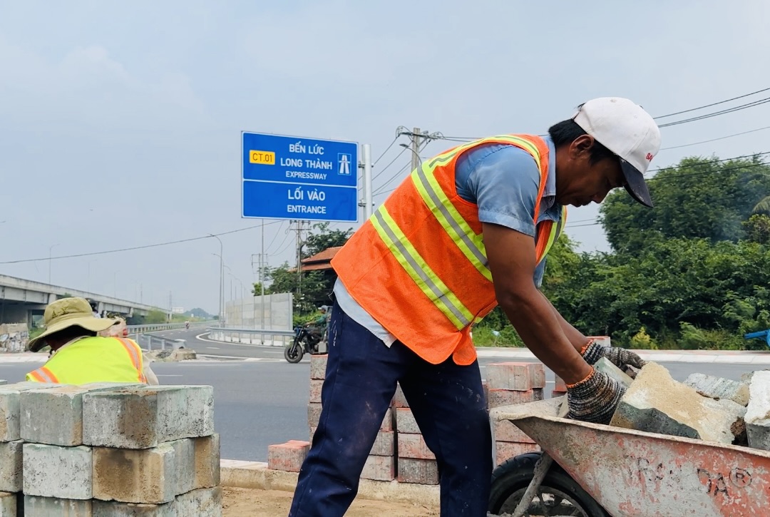 Cận cảnh đoạn cao tốc Bến Lức - Long Th&agrave;nh sắp khai th&aacute;c- Ảnh 12.