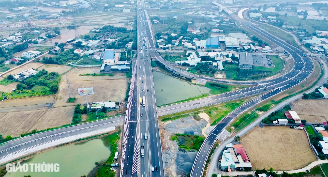 Cận cảnh đoạn cao tốc Bến Lức - Long Th&agrave;nh sắp khai th&aacute;c- Ảnh 1.