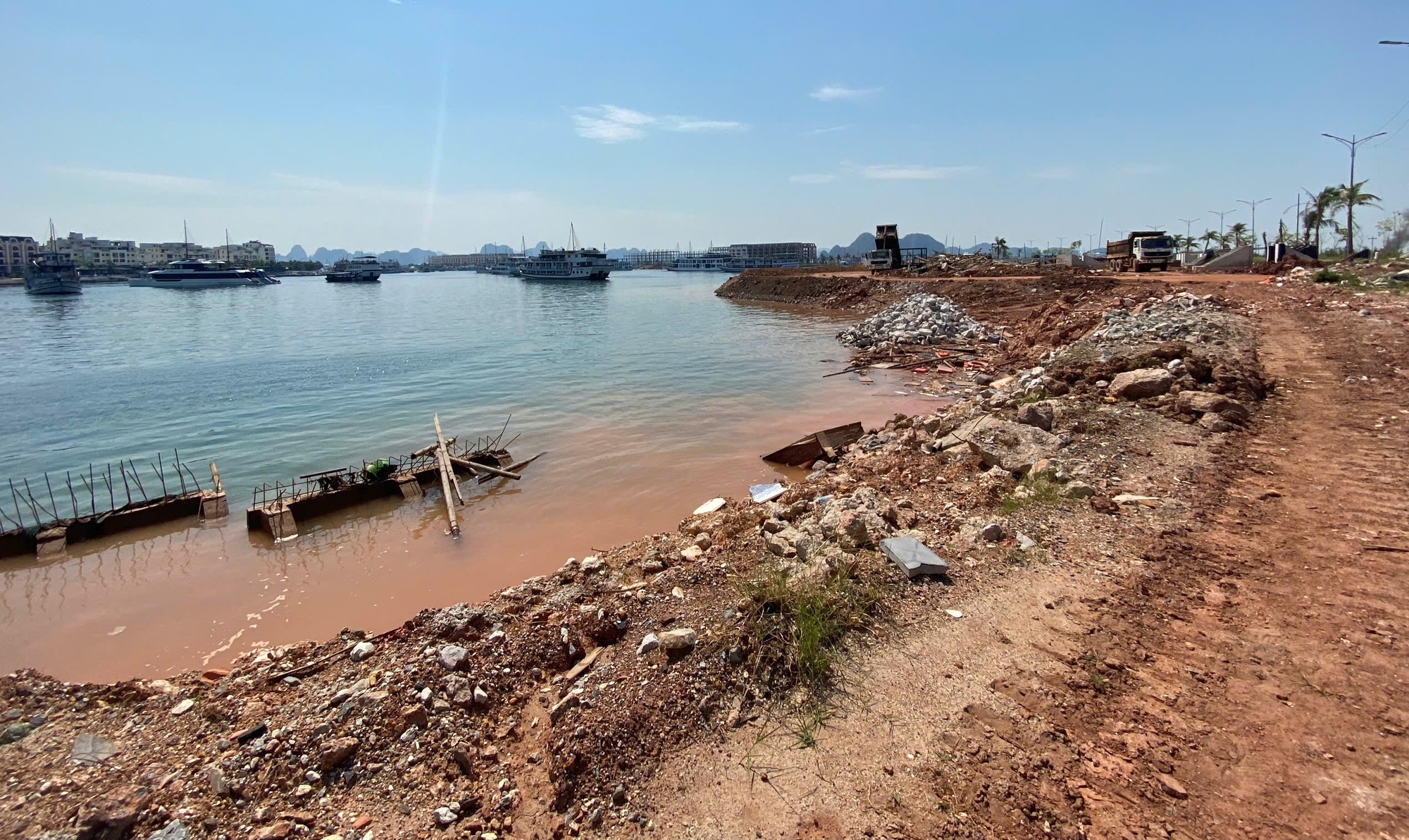 Thi c&ocirc;ng bờ k&egrave; cảng l&agrave;m đục ngầu một g&oacute;c vịnh Hạ Long- Ảnh 2.