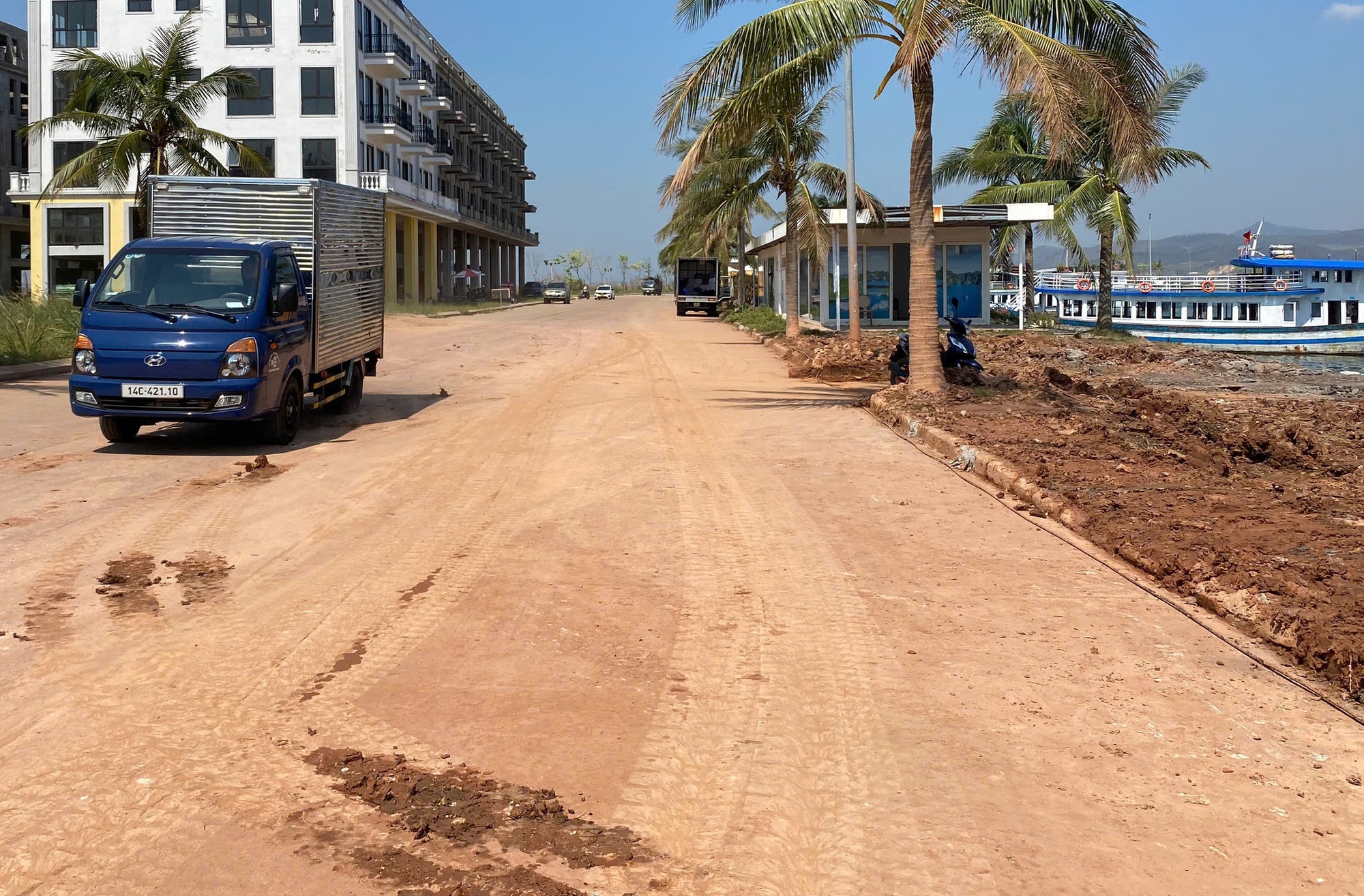 Thi c&ocirc;ng bờ k&egrave; cảng l&agrave;m đục ngầu một g&oacute;c vịnh Hạ Long- Ảnh 5.