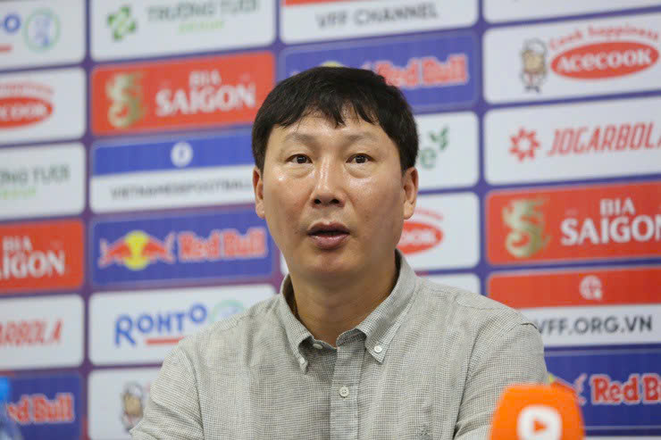 Bị Ấn Độ n&iacute;u ch&acirc;n, HLV Kim Sang-sik vẫn d&agrave;nh lời khen cho 2 cầu thủ n&agrave;y- Ảnh 1.