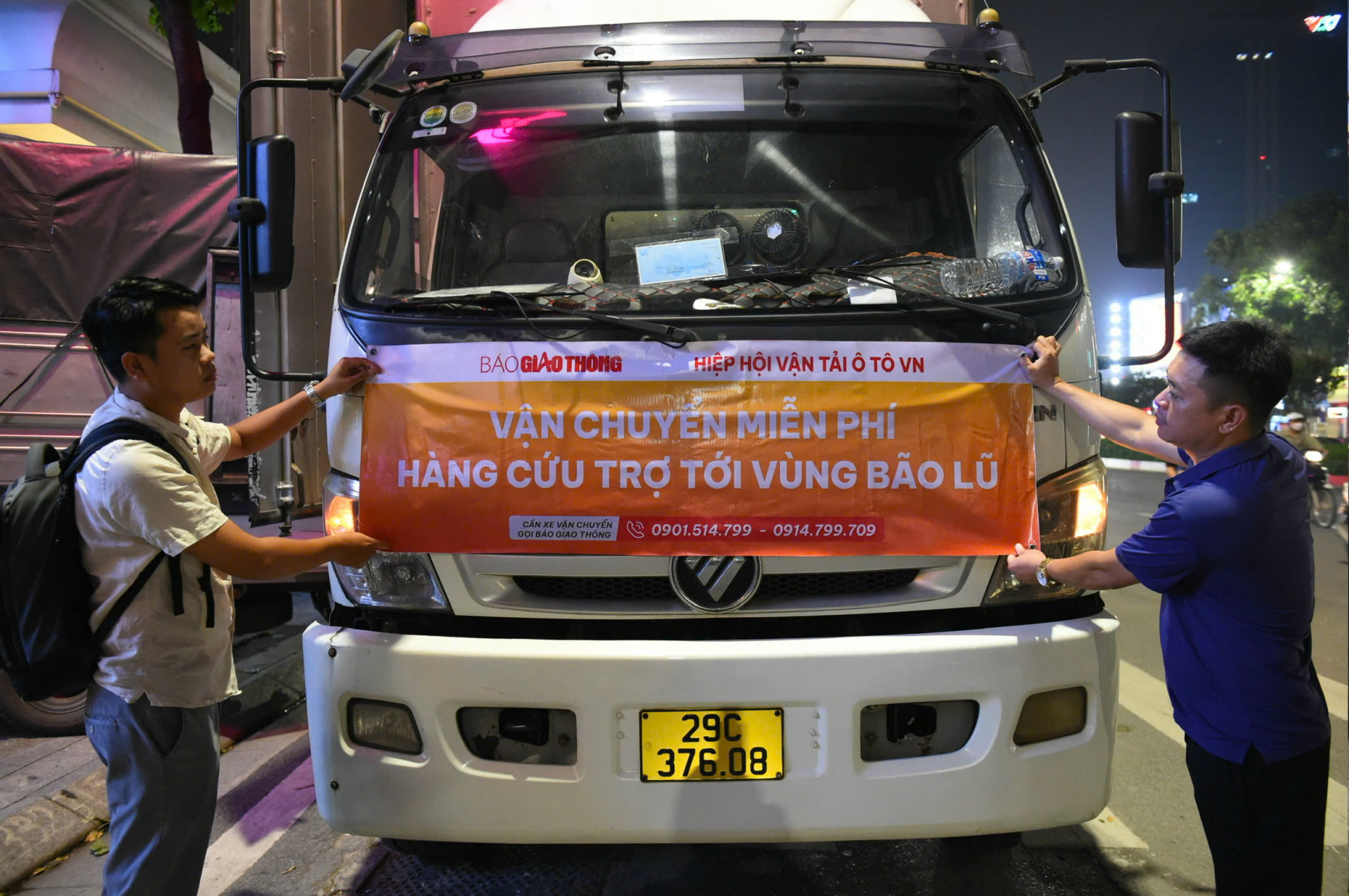 Lần đầu thiết lập cầu vận chuyển miễn ph&iacute; h&agrave;ng cứu trợ b&atilde;o lũ- Ảnh 9.