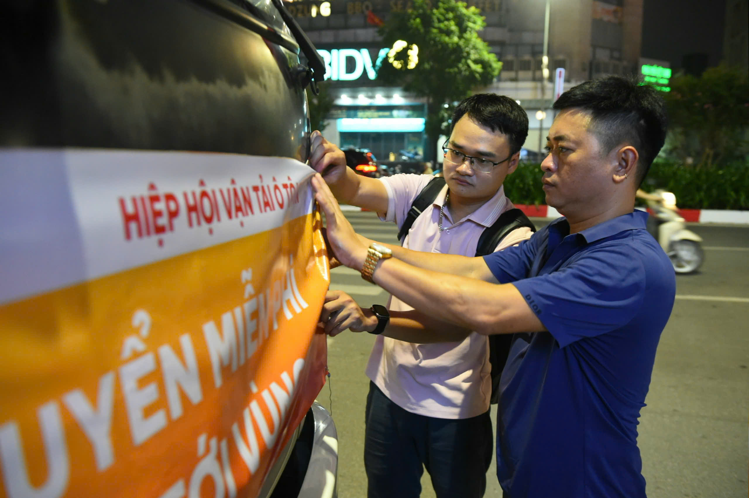 Lần đầu thiết lập cầu vận chuyển miễn ph&iacute; h&agrave;ng cứu trợ b&atilde;o lũ- Ảnh 10.