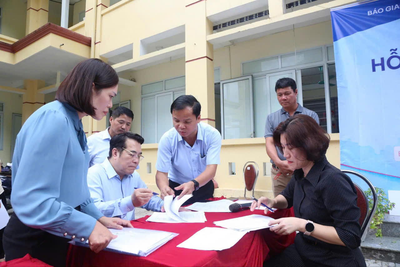 Lần đầu thiết lập cầu vận chuyển miễn ph&iacute; h&agrave;ng cứu trợ b&atilde;o lũ- Ảnh 11.