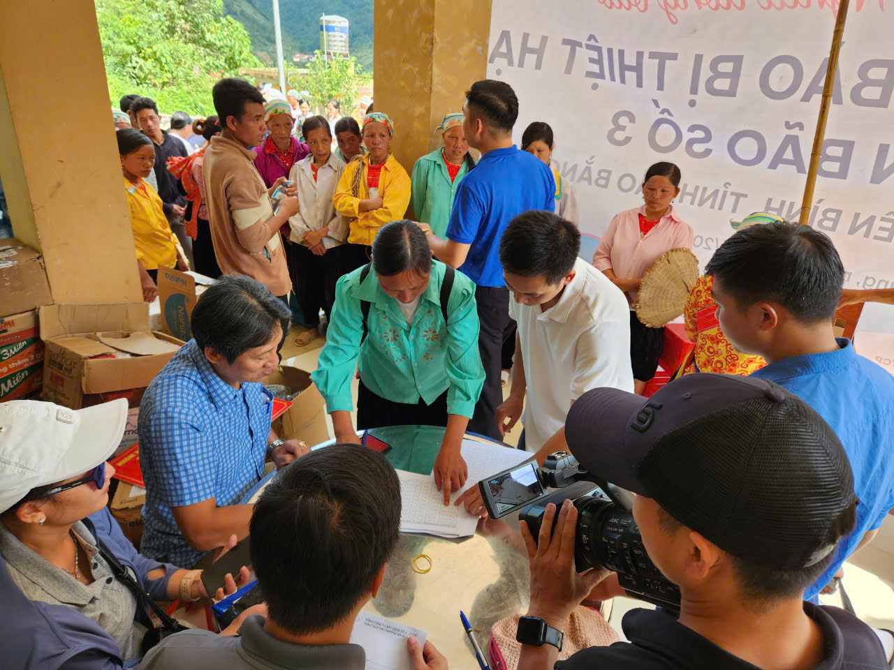 Lần đầu thiết lập cầu vận chuyển miễn ph&iacute; h&agrave;ng cứu trợ b&atilde;o lũ- Ảnh 13.