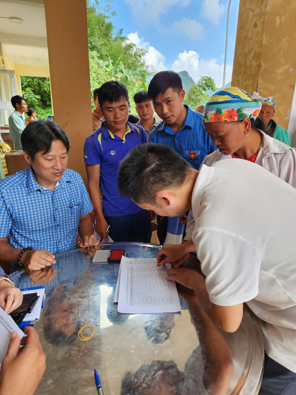 Lần đầu thiết lập cầu vận chuyển miễn ph&iacute; h&agrave;ng cứu trợ b&atilde;o lũ- Ảnh 14.