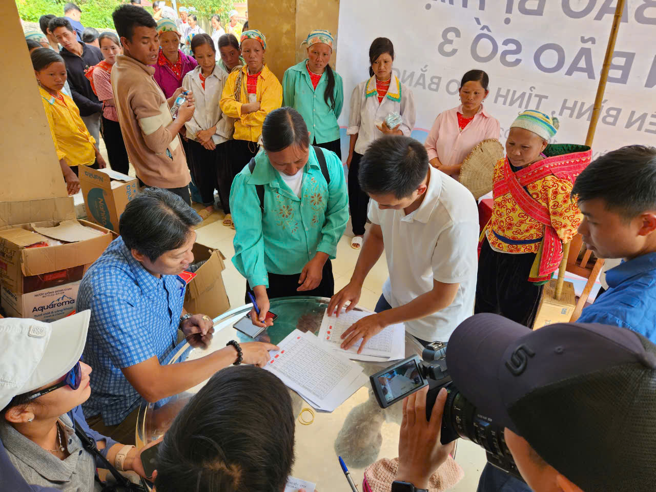 Lần đầu thiết lập cầu vận chuyển miễn ph&iacute; h&agrave;ng cứu trợ b&atilde;o lũ- Ảnh 15.