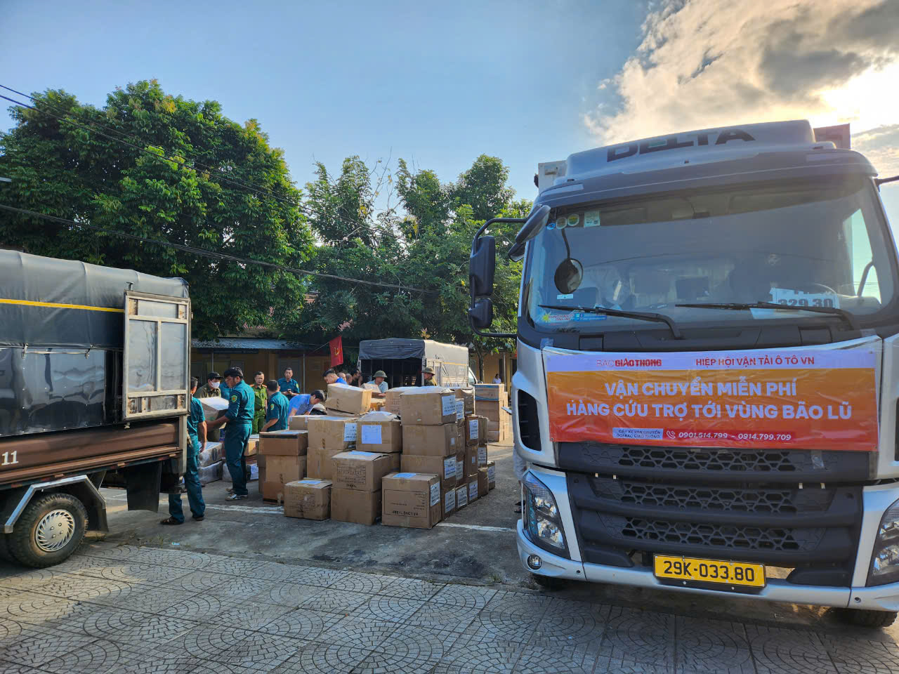 Lần đầu thiết lập cầu vận chuyển miễn ph&iacute; h&agrave;ng cứu trợ b&atilde;o lũ- Ảnh 16.