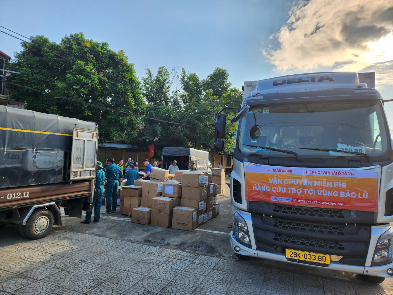 Lần đầu thiết lập cầu vận chuyển miễn ph&iacute; h&agrave;ng cứu trợ b&atilde;o lũ- Ảnh 17.