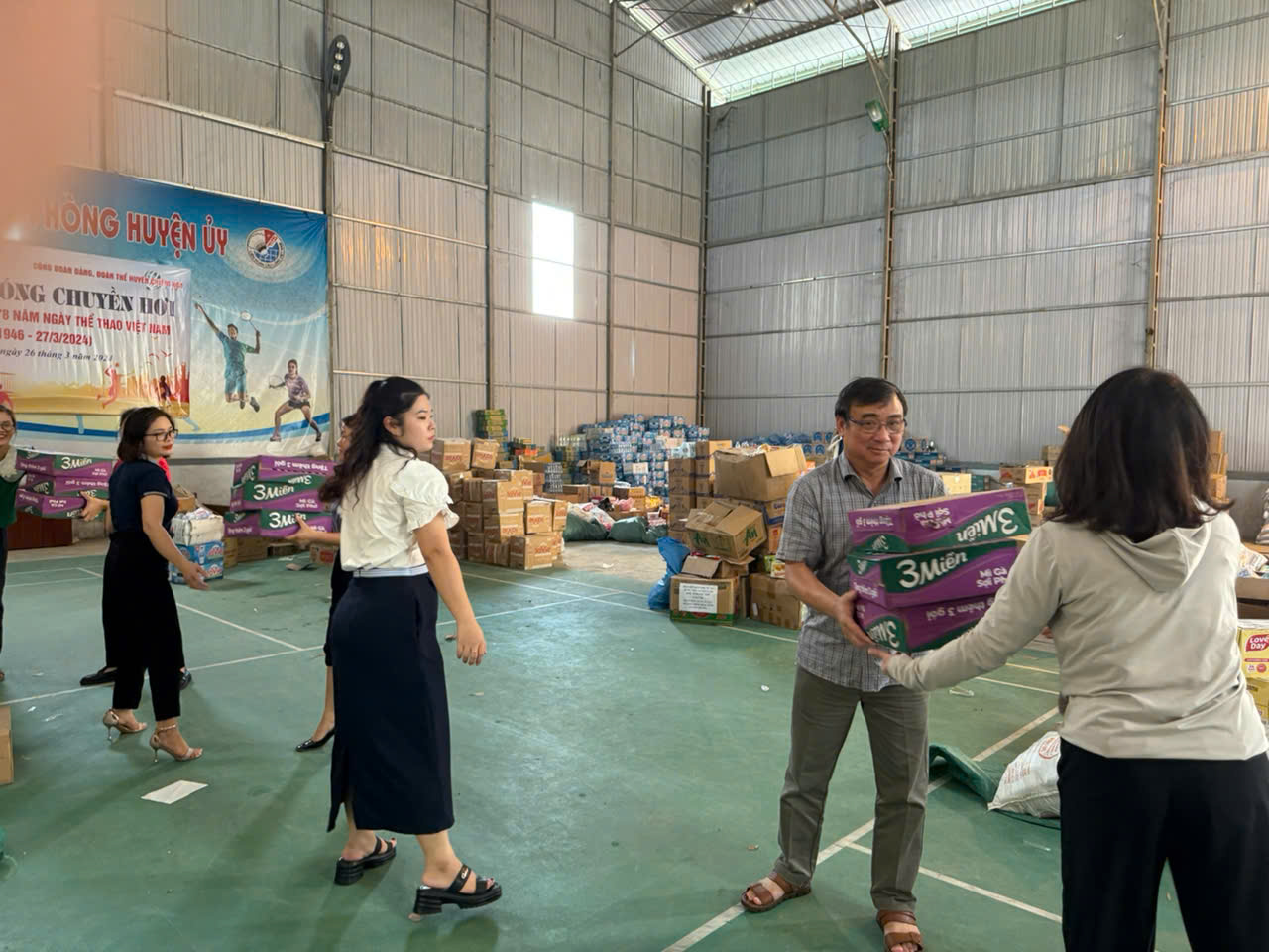 Lần đầu thiết lập cầu vận chuyển miễn ph&iacute; h&agrave;ng cứu trợ b&atilde;o lũ- Ảnh 18.