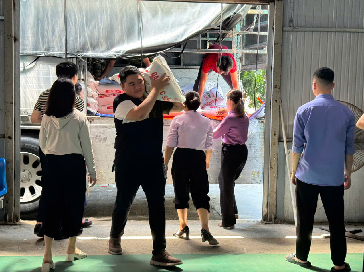 Lần đầu thiết lập cầu vận chuyển miễn ph&iacute; h&agrave;ng cứu trợ b&atilde;o lũ- Ảnh 19.