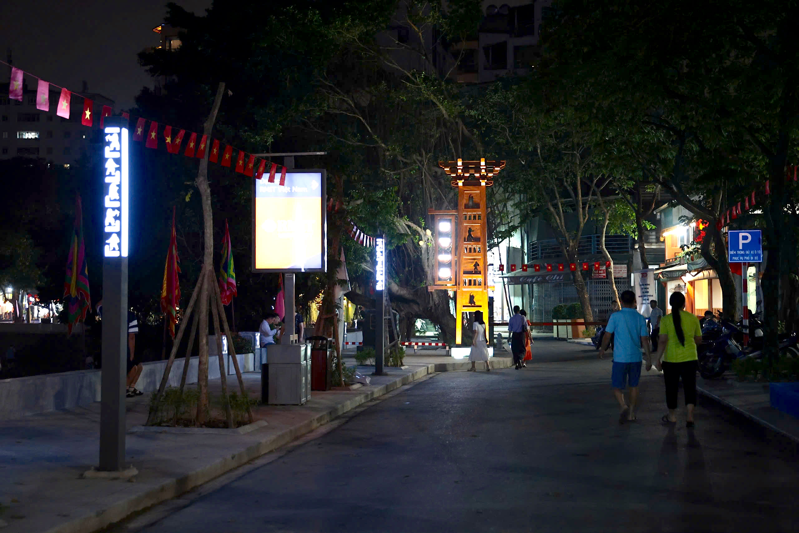 Phố đi bộ hồ Ngọc Kh&aacute;nh vắng vẻ ng&agrave;y đầu mở cửa- Ảnh 11.