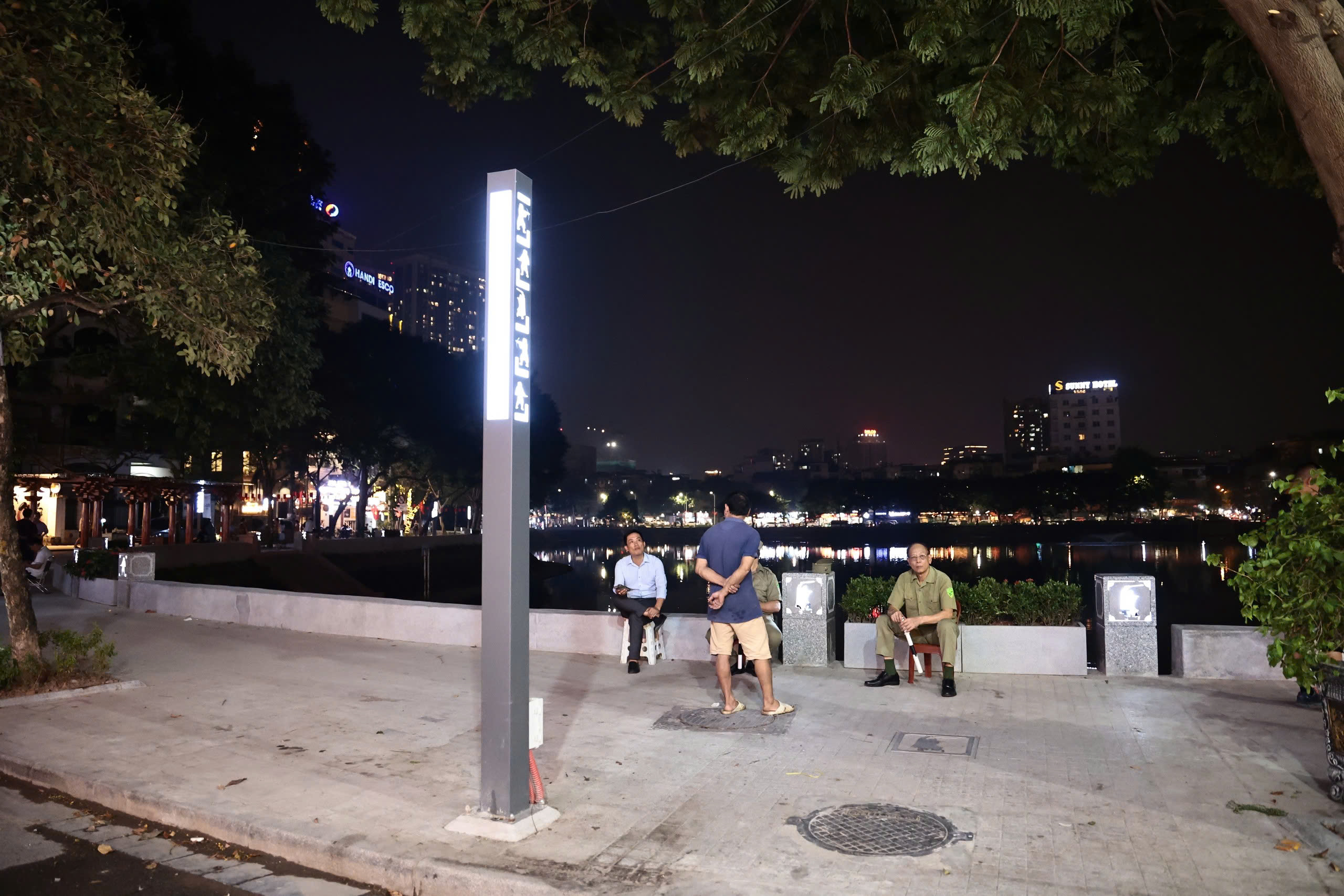 Phố đi bộ hồ Ngọc Kh&aacute;nh vắng vẻ ng&agrave;y đầu mở cửa- Ảnh 5.