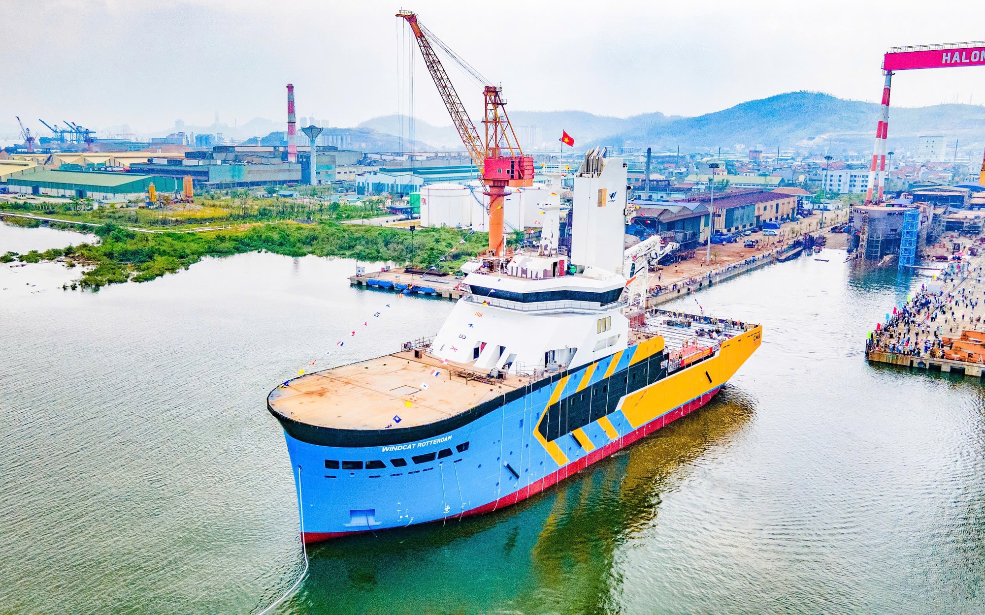 Hạ thủy t&agrave;u dịch vụ điện gi&oacute; c&ocirc;ng nghệ hiện đại bậc nhất