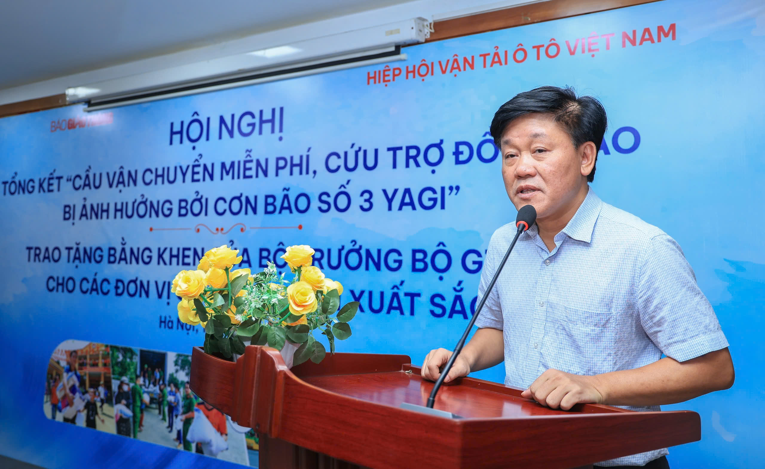 Bộ trưởng Bộ GTVT tặng bằng khen 6 đơn vị tham gia cầu vận chuyển miễn ph&iacute; h&agrave;ng cứu trợ- Ảnh 8.