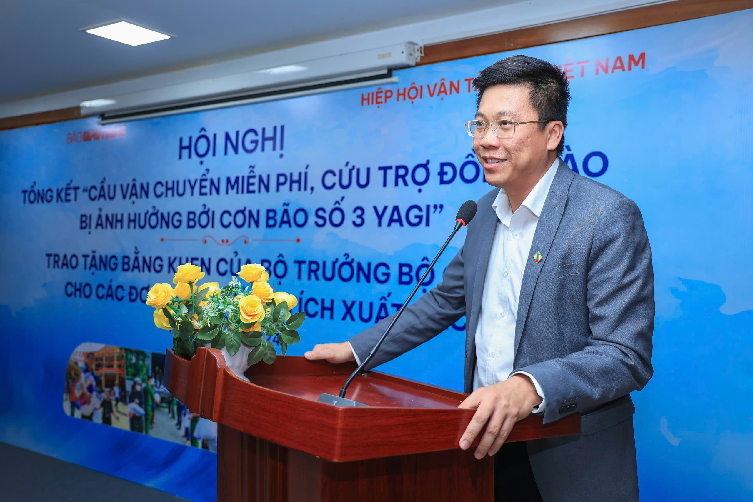 Bộ trưởng Bộ GTVT tặng bằng khen 6 đơn vị tham gia cầu vận chuyển miễn ph&iacute; h&agrave;ng cứu trợ- Ảnh 9.