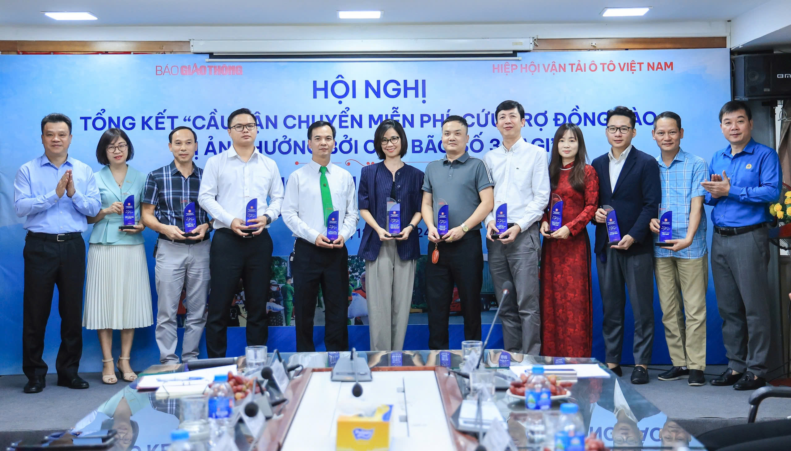 Bộ trưởng Bộ GTVT tặng bằng khen 6 đơn vị tham gia cầu vận chuyển miễn ph&iacute; h&agrave;ng cứu trợ- Ảnh 4.