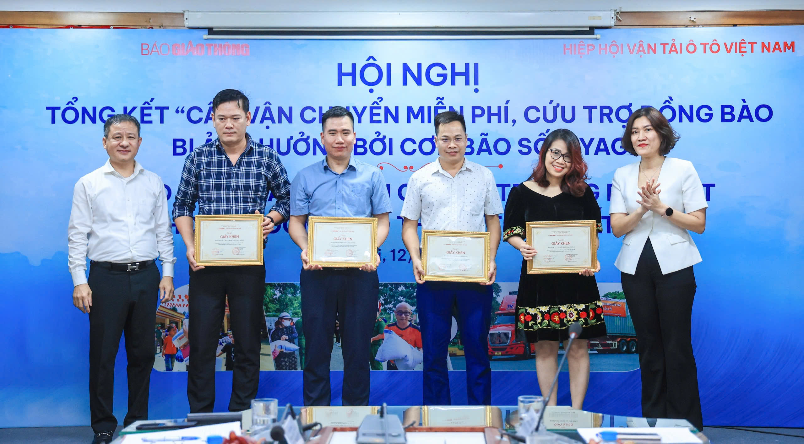 Bộ trưởng Bộ GTVT tặng bằng khen 6 đơn vị tham gia cầu vận chuyển miễn ph&iacute; h&agrave;ng cứu trợ- Ảnh 6.