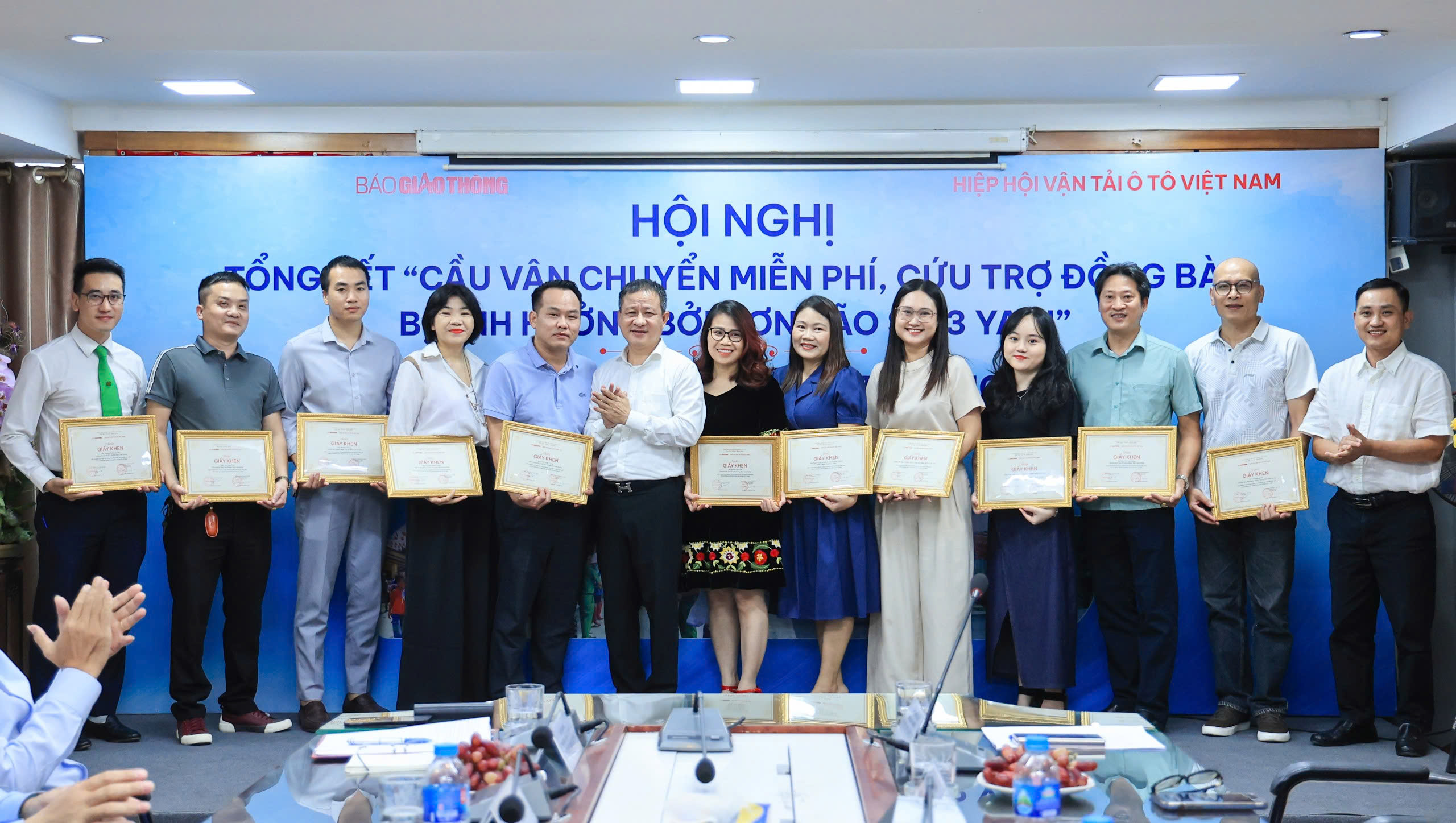 Bộ trưởng Bộ GTVT tặng bằng khen 6 đơn vị tham gia cầu vận chuyển miễn ph&iacute; h&agrave;ng cứu trợ- Ảnh 7.