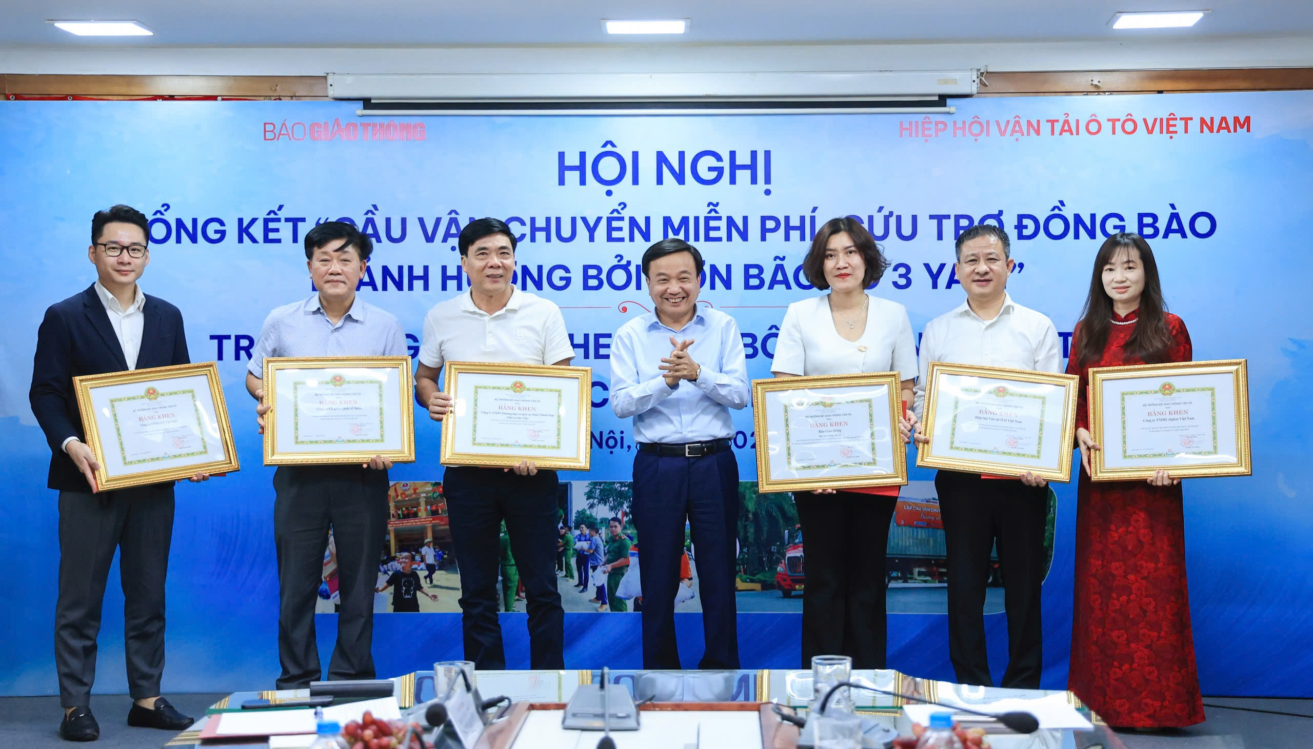 Bộ trưởng Bộ GTVT tặng bằng khen 6 đơn vị tham gia cầu vận chuyển miễn ph&iacute; h&agrave;ng cứu trợ- Ảnh 1.