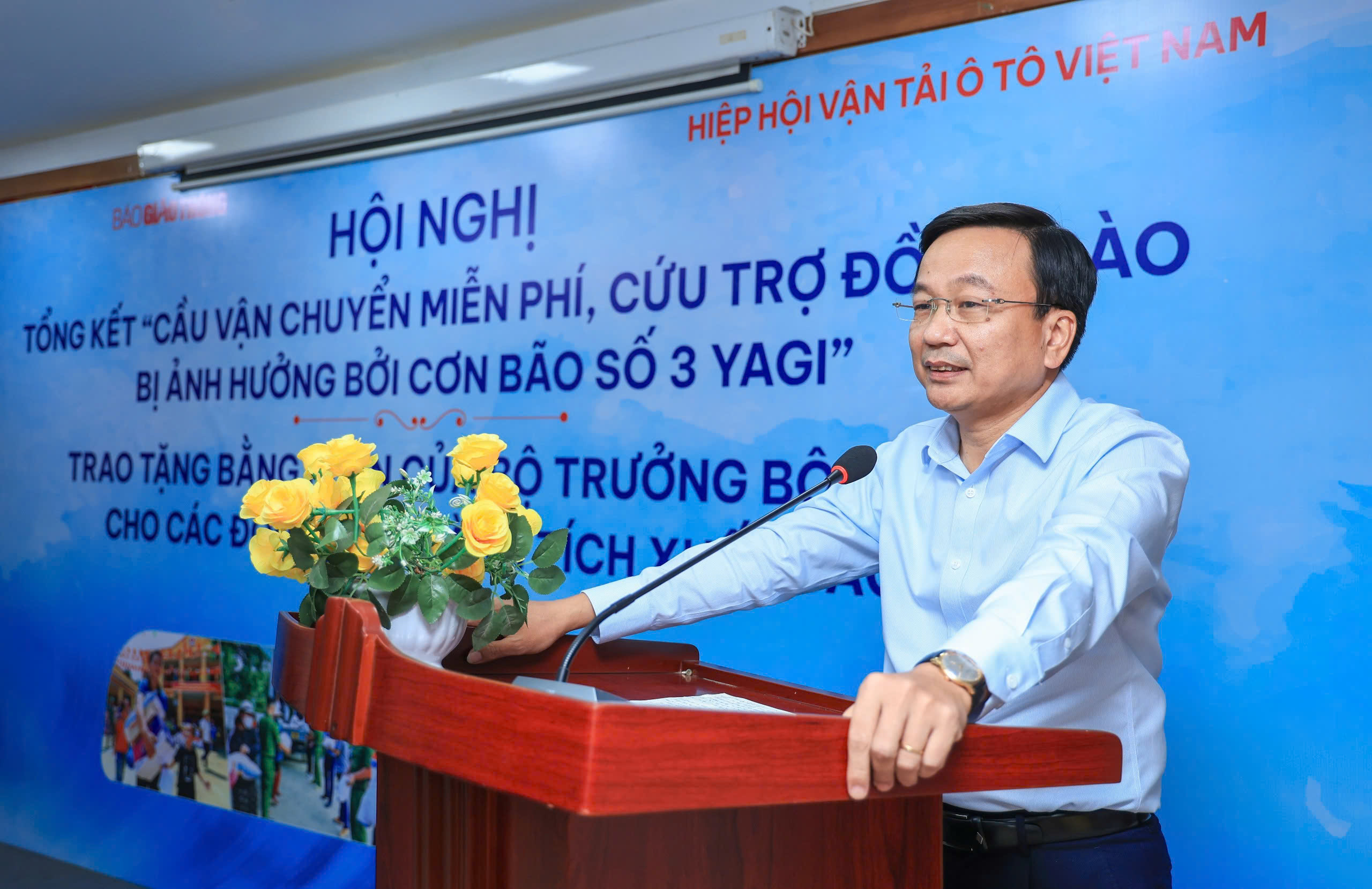 Bộ trưởng Bộ GTVT tặng bằng khen 6 đơn vị tham gia cầu vận chuyển miễn ph&iacute; h&agrave;ng cứu trợ- Ảnh 2.