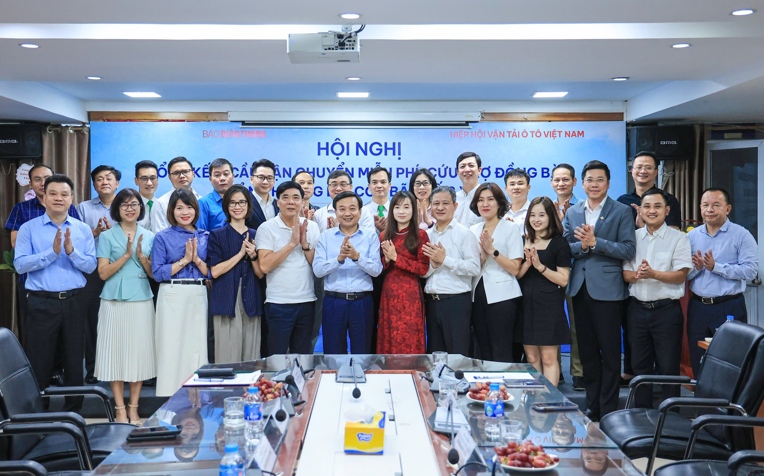 Bộ trưởng Bộ GTVT tặng bằng khen 6 đơn vị tham gia cầu vận chuyển miễn ph&iacute; h&agrave;ng cứu trợ- Ảnh 10.