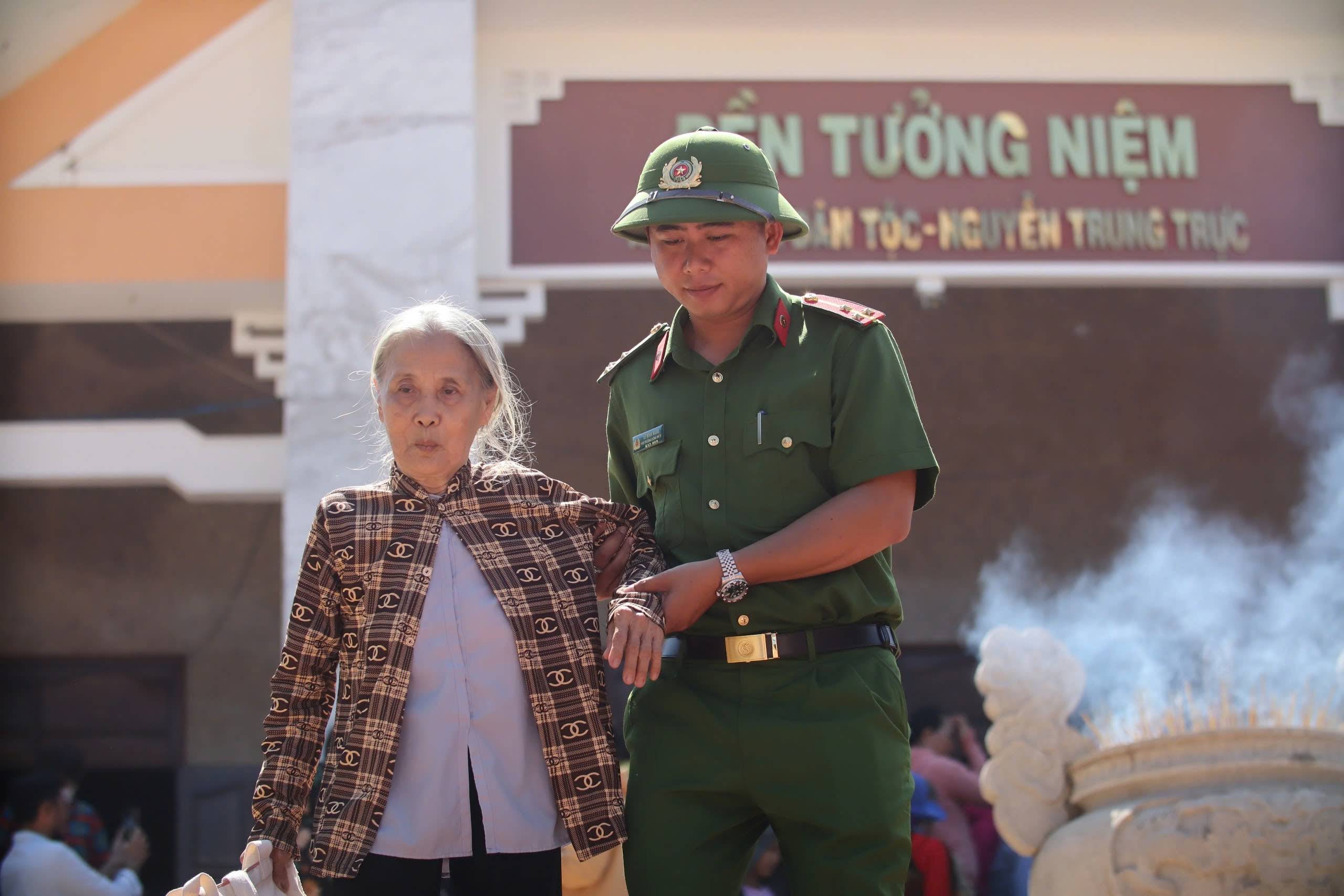 H&agrave;ng ng&agrave;n lượt người d&acirc;ng hương tưởng nhớ Anh h&ugrave;ng d&acirc;n tộc Nguyễn Trung Trực- Ảnh 5.