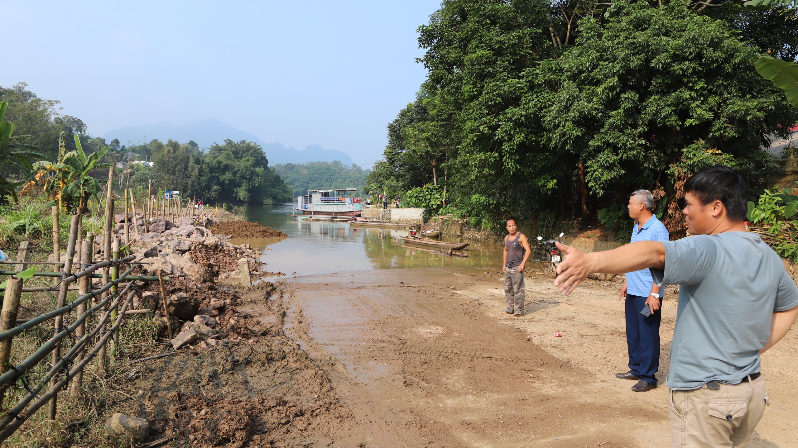 Hòa Bình: Nỗ lực khắc phục các tuyến đường hư hỏng do mưa lũ để khôi phục sản xuất- Ảnh 3. Hòa Bình: Nỗ lực khắc phục các tuyến đường hư hỏng do mưa lũ để khôi phục sản xuất- Ảnh 3.