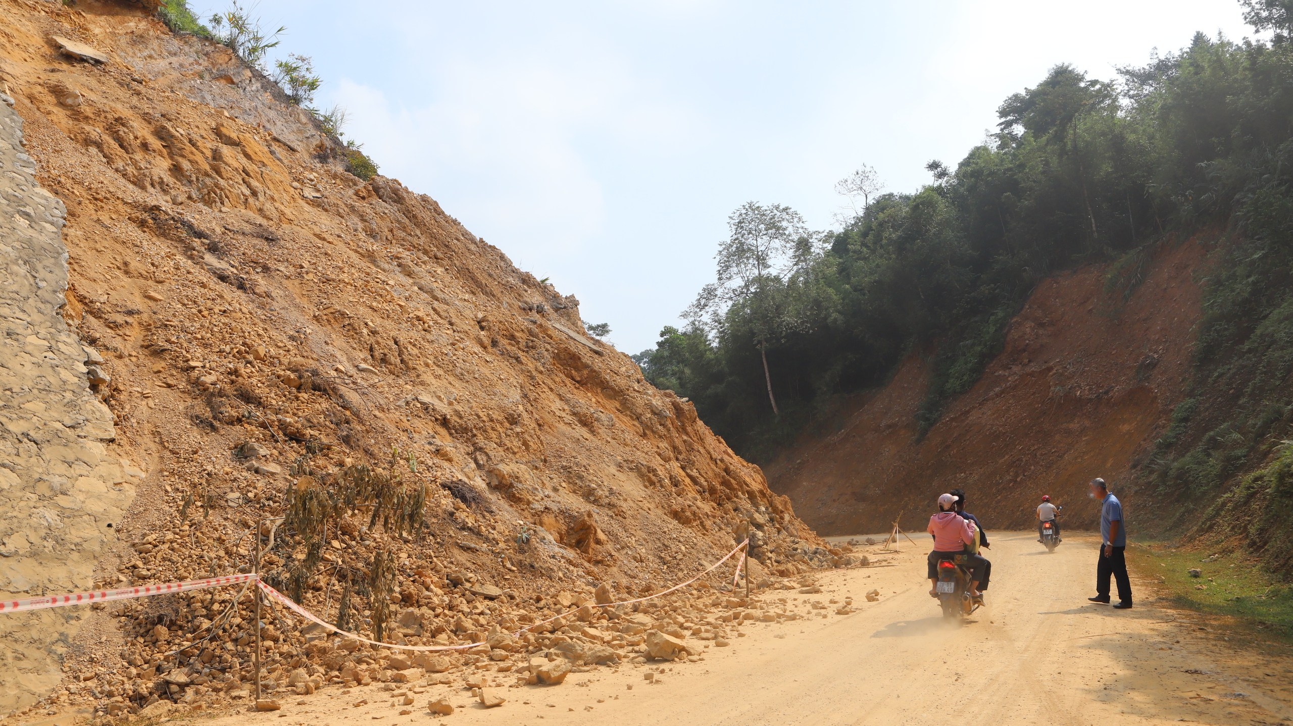 Hòa Bình: Nỗ lực khắc phục các tuyến đường hư hỏng do mưa lũ để khôi phục sản xuất- Ảnh 4. Hòa Bình: Nỗ lực khắc phục các tuyến đường hư hỏng do mưa lũ để khôi phục sản xuất- Ảnh 4.