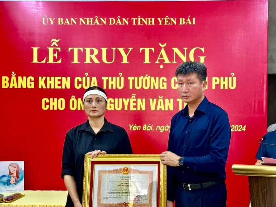 Truy tặng Bằng khen cho người hy sinh l&uacute;c cứu nạn trong b&atilde;o lũ ở Y&ecirc;n B&aacute;i- Ảnh 1.