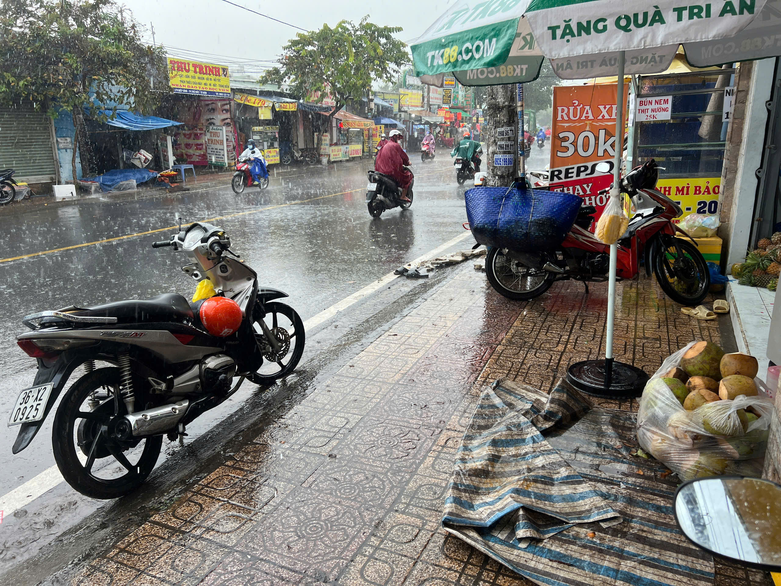TP.HCM: T&ocirc;ng v&agrave;o sạp b&aacute;n dừa, người đ&agrave;n &ocirc;ng tử vong- Ảnh 1.