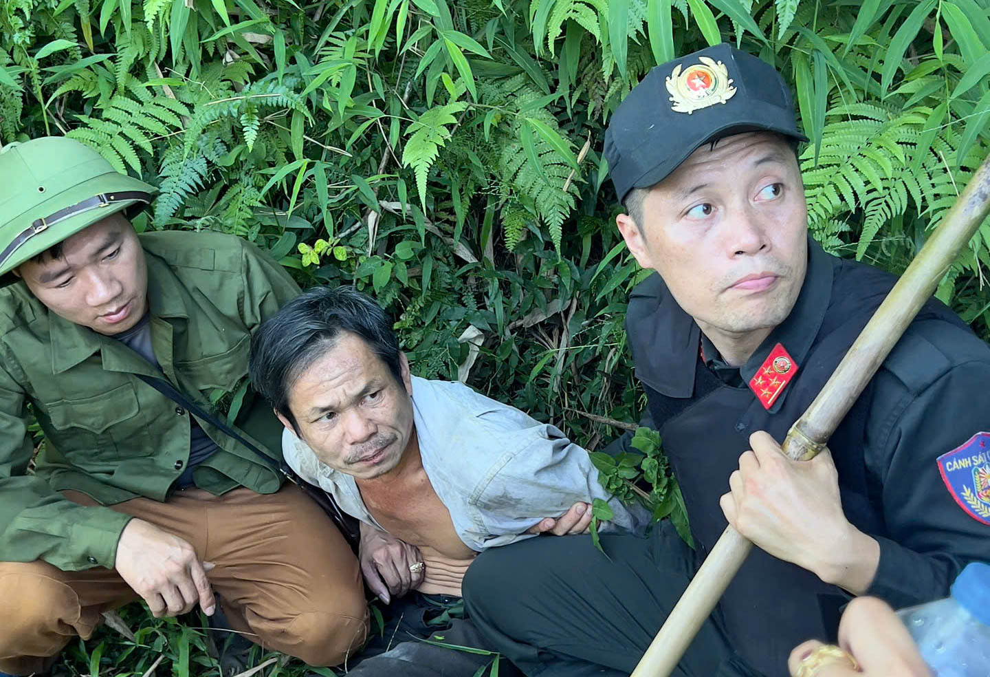 Th&ecirc;m một đối tượng h&agrave;nh hung c&ocirc;ng an x&atilde; ở Y&ecirc;n B&aacute;i bị bắt giữ- Ảnh 2.