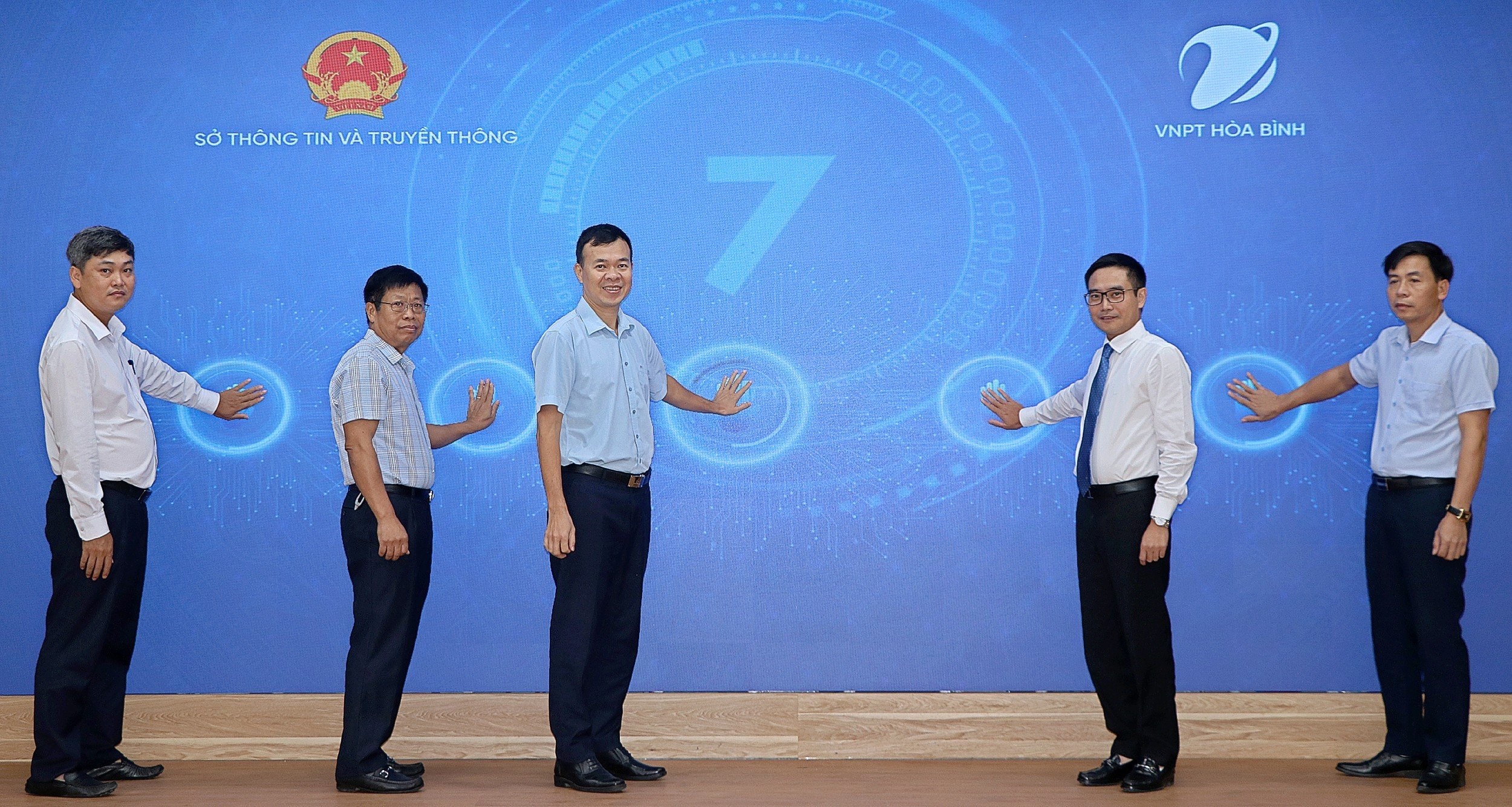 Đẩy mạnh chuyển đổi số, Ho&agrave; B&igrave;nh hướng đến x&acirc;y dựng ch&iacute;nh quyền 3 ti&ecirc;u ch&iacute;- Ảnh 7.