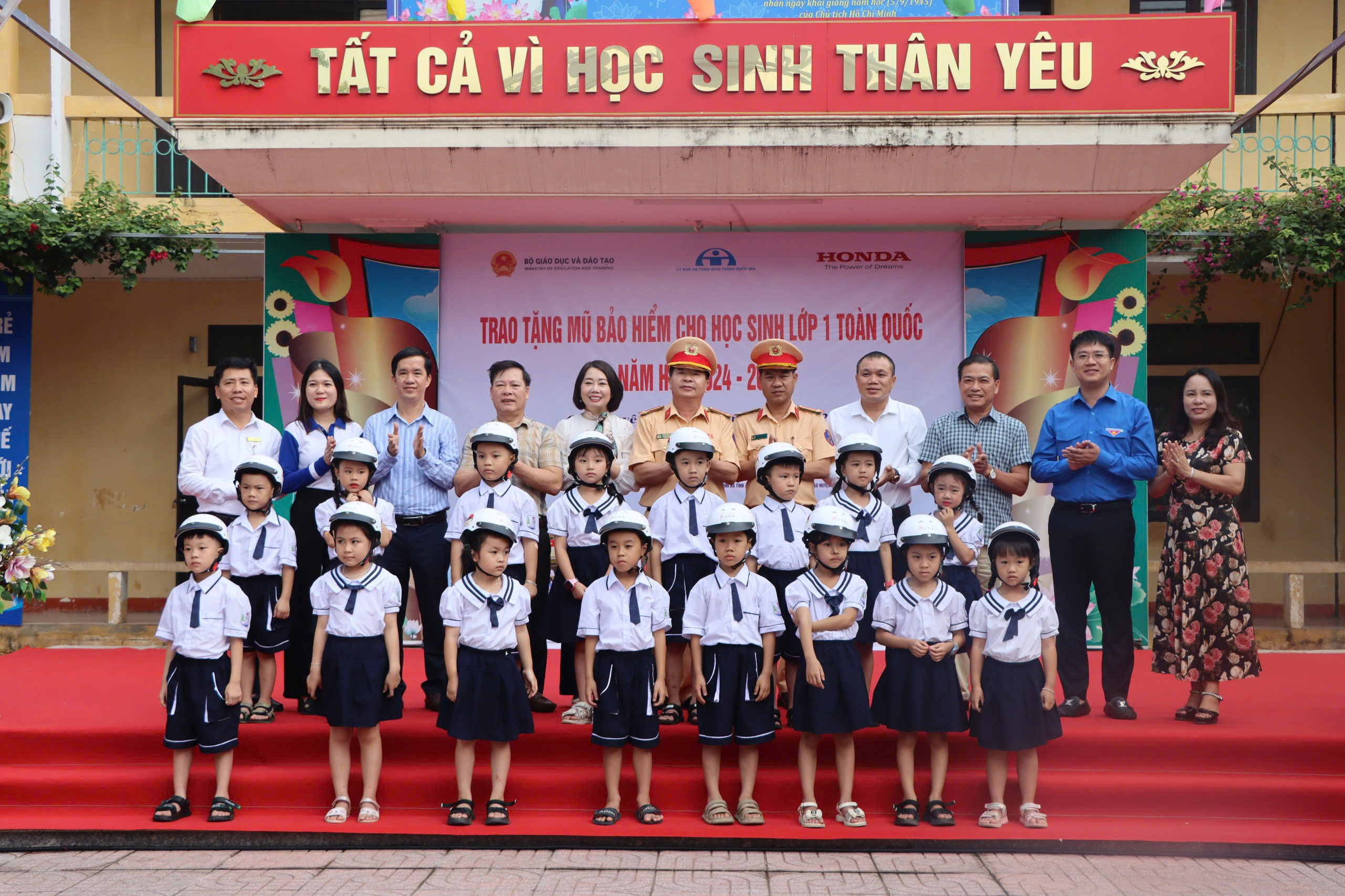 Học sinh H&agrave; Tĩnh được tặng gần 26.000 mũ bảo hiểm đạt chuẩn- Ảnh 5.
