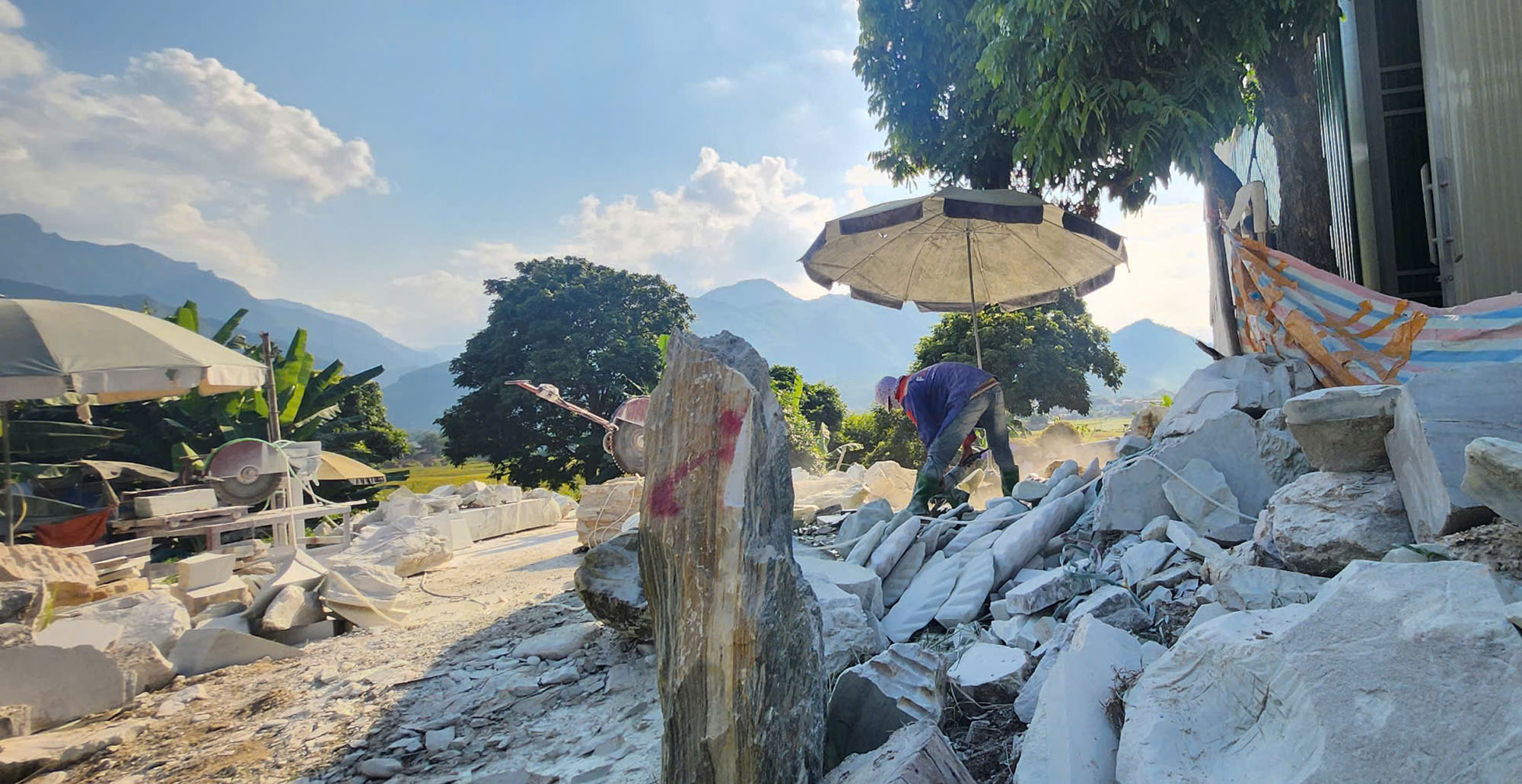 Y&ecirc;n B&aacute;i: Th&acirc;m nhập l&atilde;nh địa đ&aacute; cảnh lậu ở Suối Gi&agrave;ng- Ảnh 5.